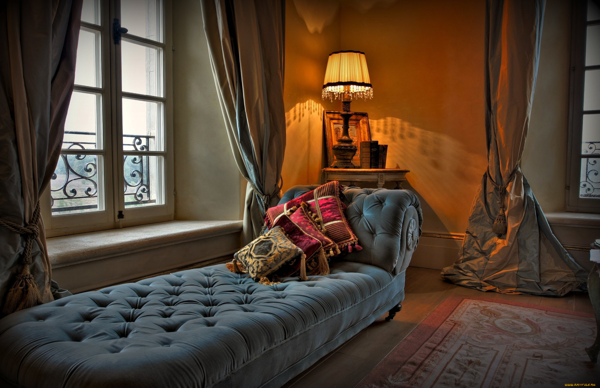 интерьер, спальня, окно, шторы, оттоманка, подушки