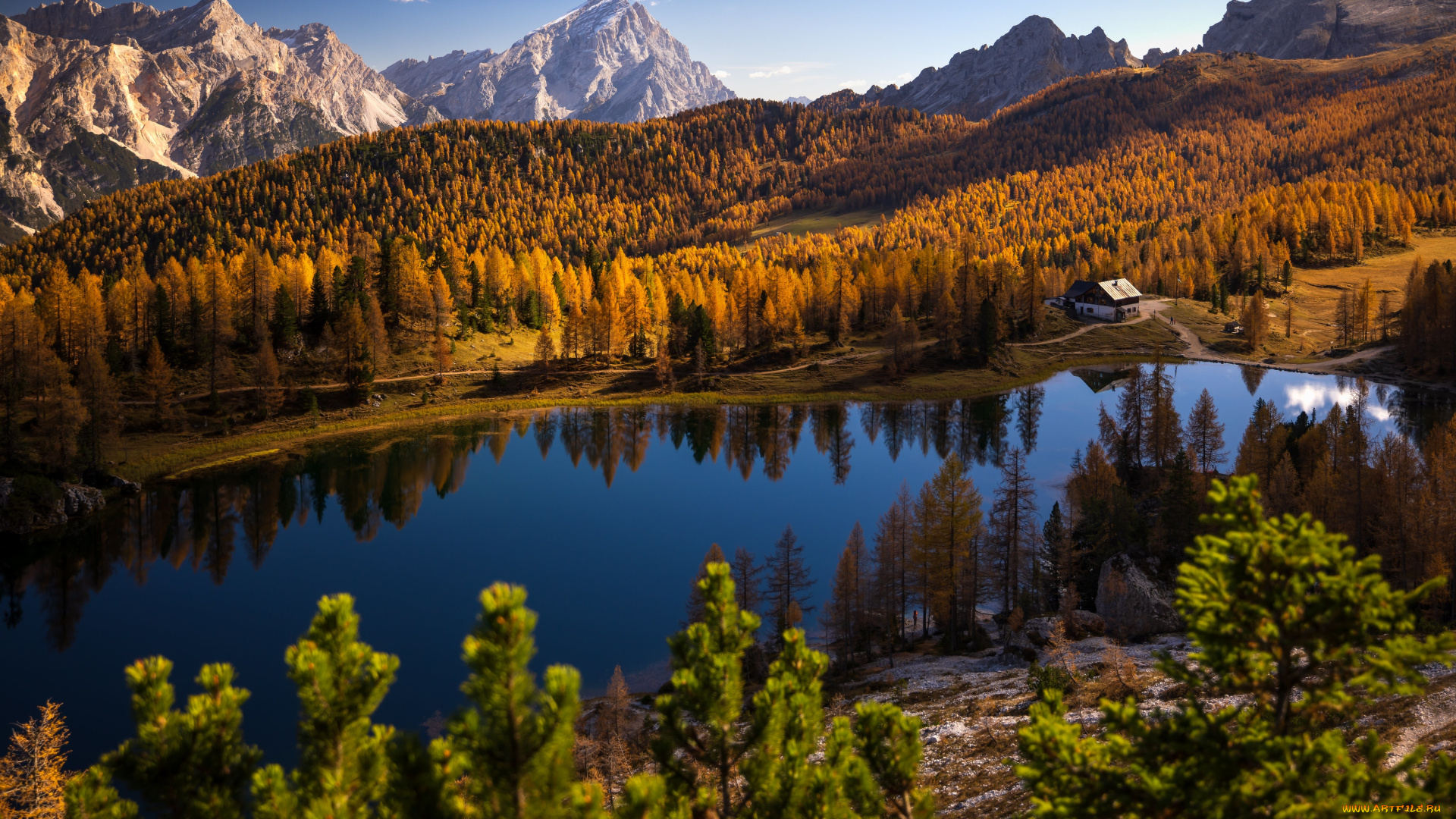 природа, пейзажи, осень, лес, горы, озеро, берег, домик