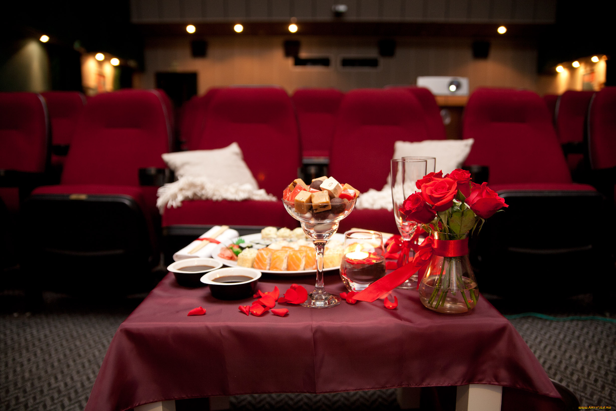 еда, сервировка, розы, лепестки, лента, суши, бокалы