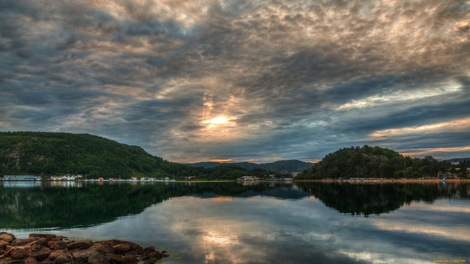 природа, реки, озера, norway, норвегия, озеро, городок, горы, облака, пейзаж