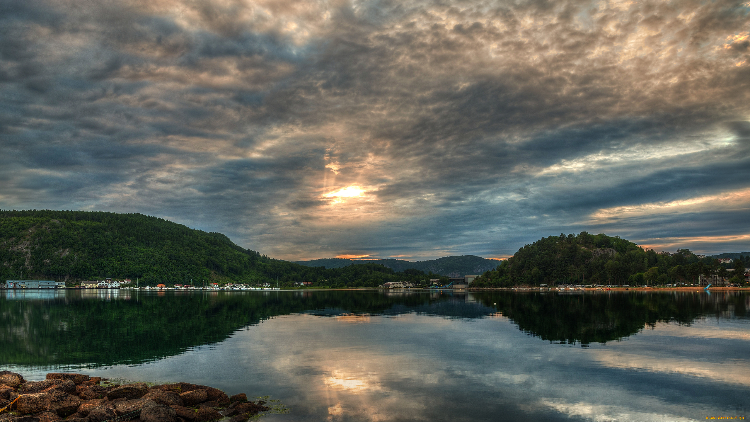 природа, реки, озера, norway, норвегия, озеро, городок, горы, облака, пейзаж