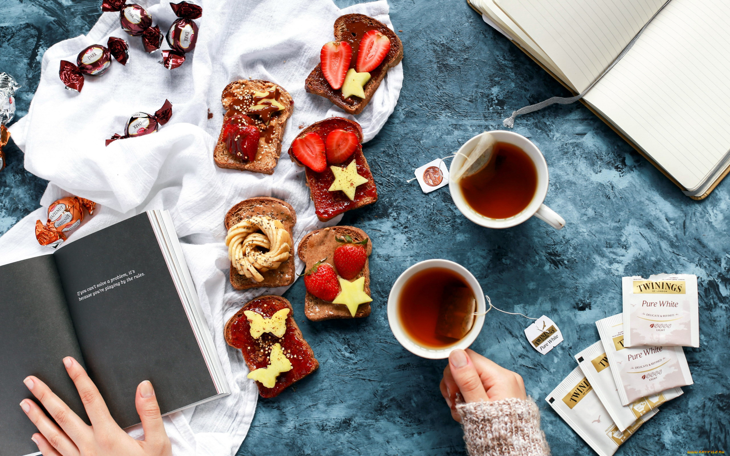 еда, разное, завтрак, клубника, бутерброды, конфеты, чай