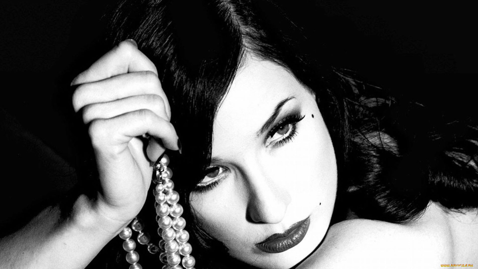 девушки, dita, von, teese, черно-белая, лицо, рука, бусы