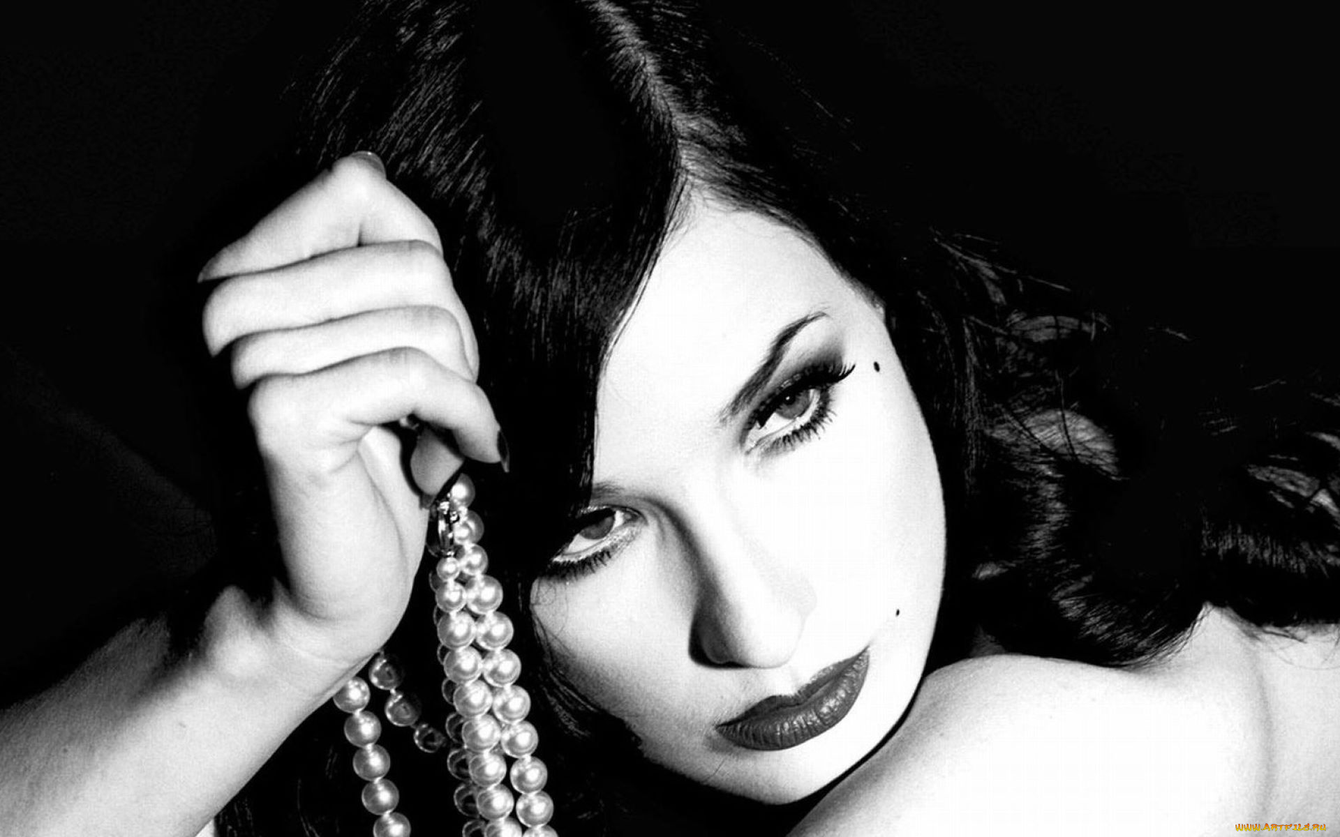 девушки, dita, von, teese, черно-белая, лицо, рука, бусы