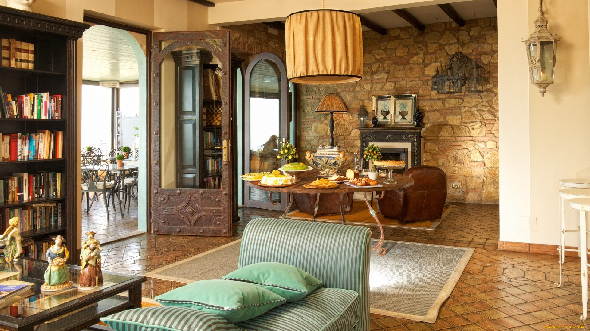 интерьер, гостиная, шкаф, книги, диван, стол, угощение