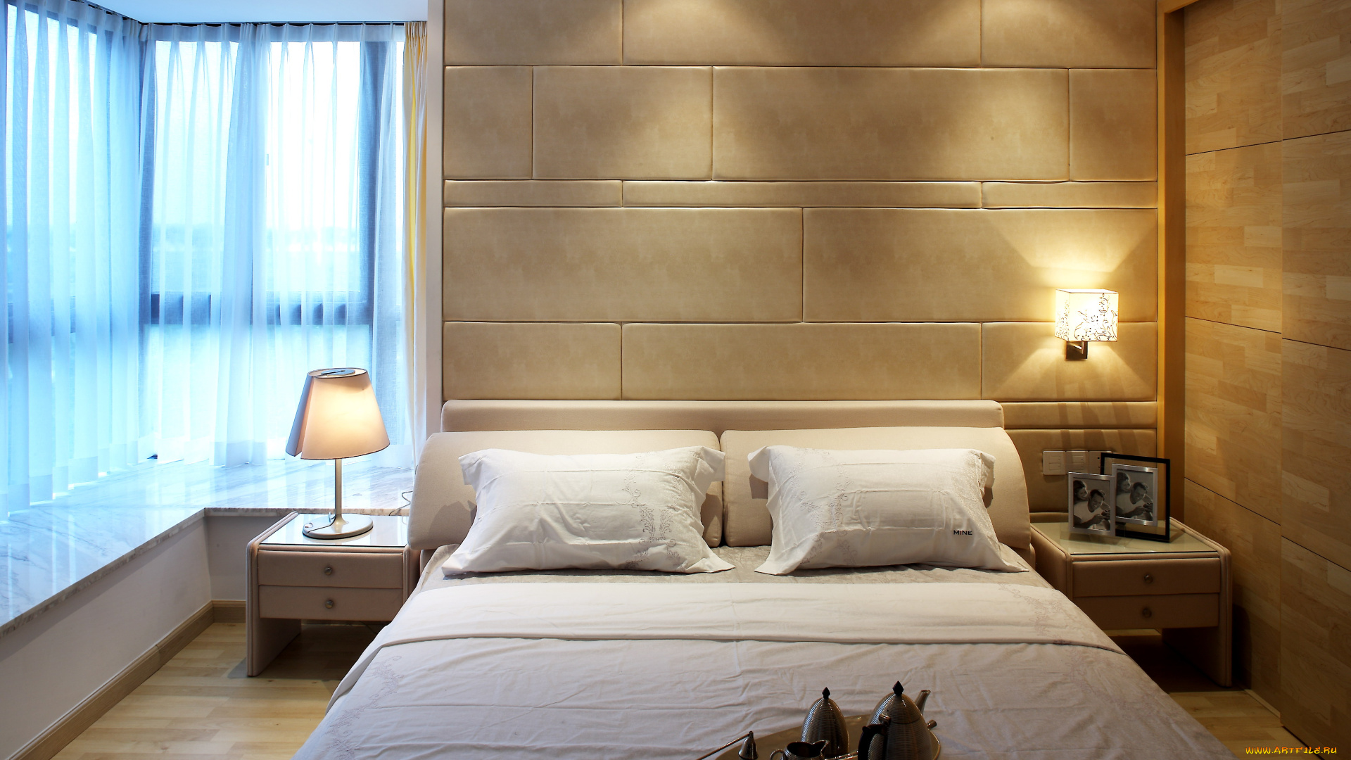 интерьер, спальня, светильники, кровать, подушки, кофе