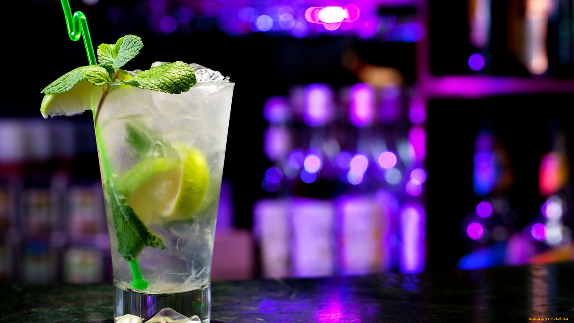 еда, напитки, коктейль, бокал, мохито, трубочка, лайм, стол, барная, стойка, фрукты, цитрус, мята, лед