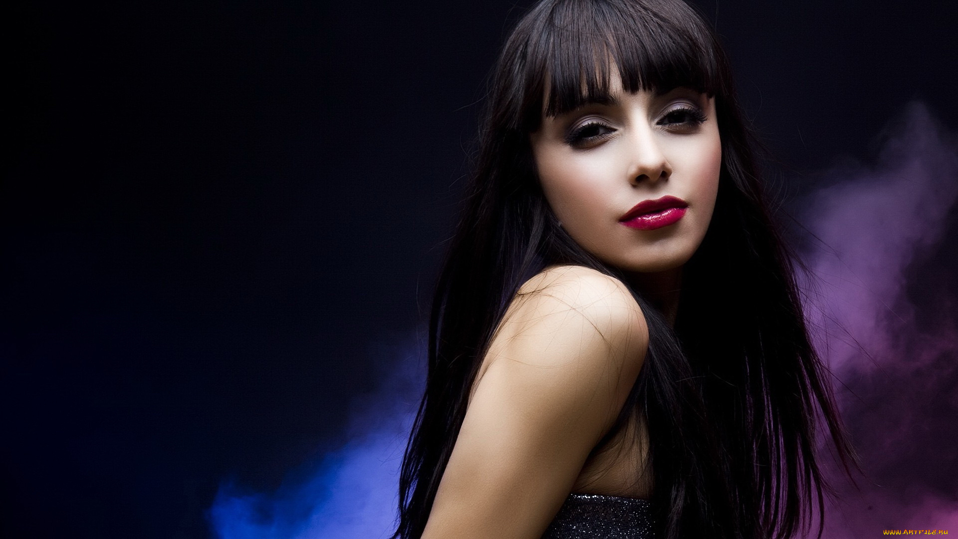 девушки, -unsort, , лица, , портреты, брюнетка, челка, прищур, улыбка, плечо, дым