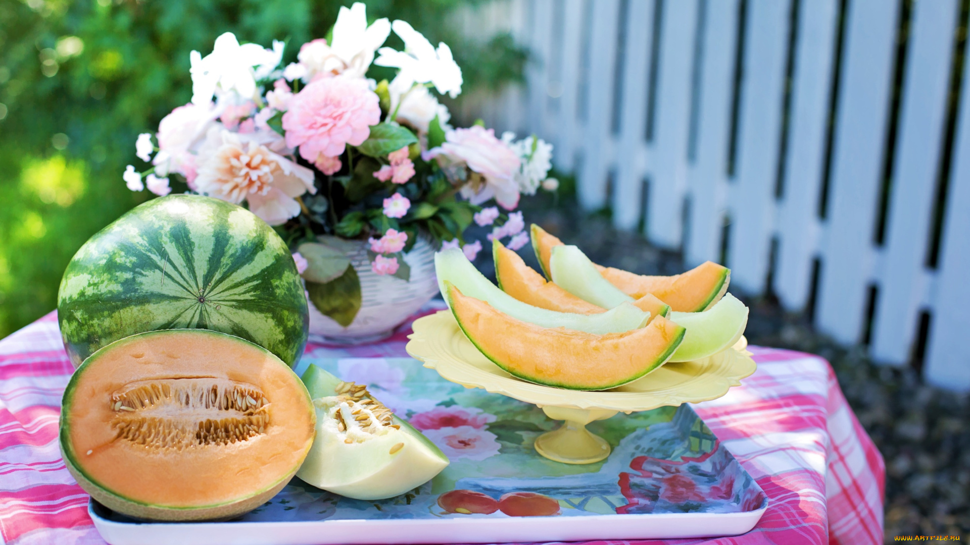 еда, дыня, лето, сад, забор, стол, скатерть, поднос, арбуз, дольки, ваза, цветы