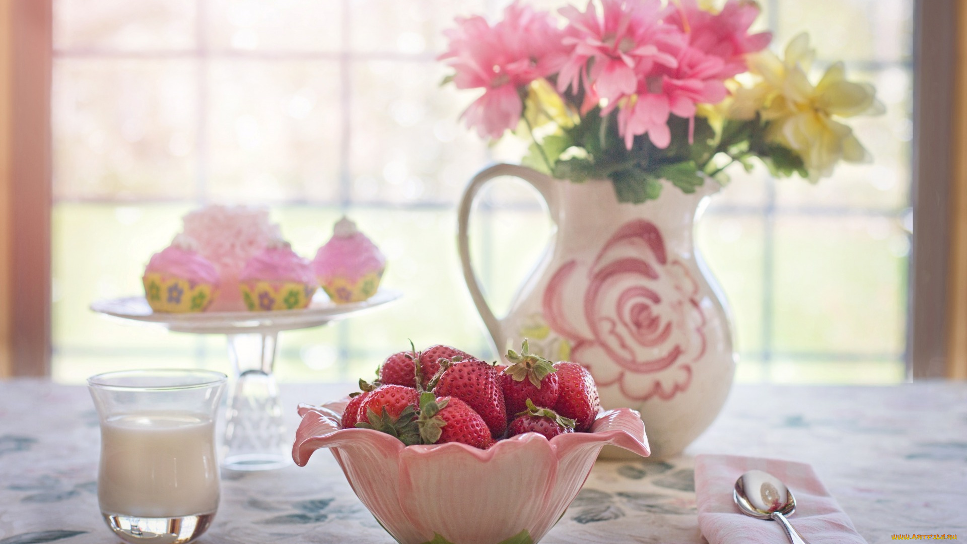 еда, клубника, , земляника, натюрморт, стол, миска, ягоды, стакан, молоко, пирожные, цветы, кувшин, окно