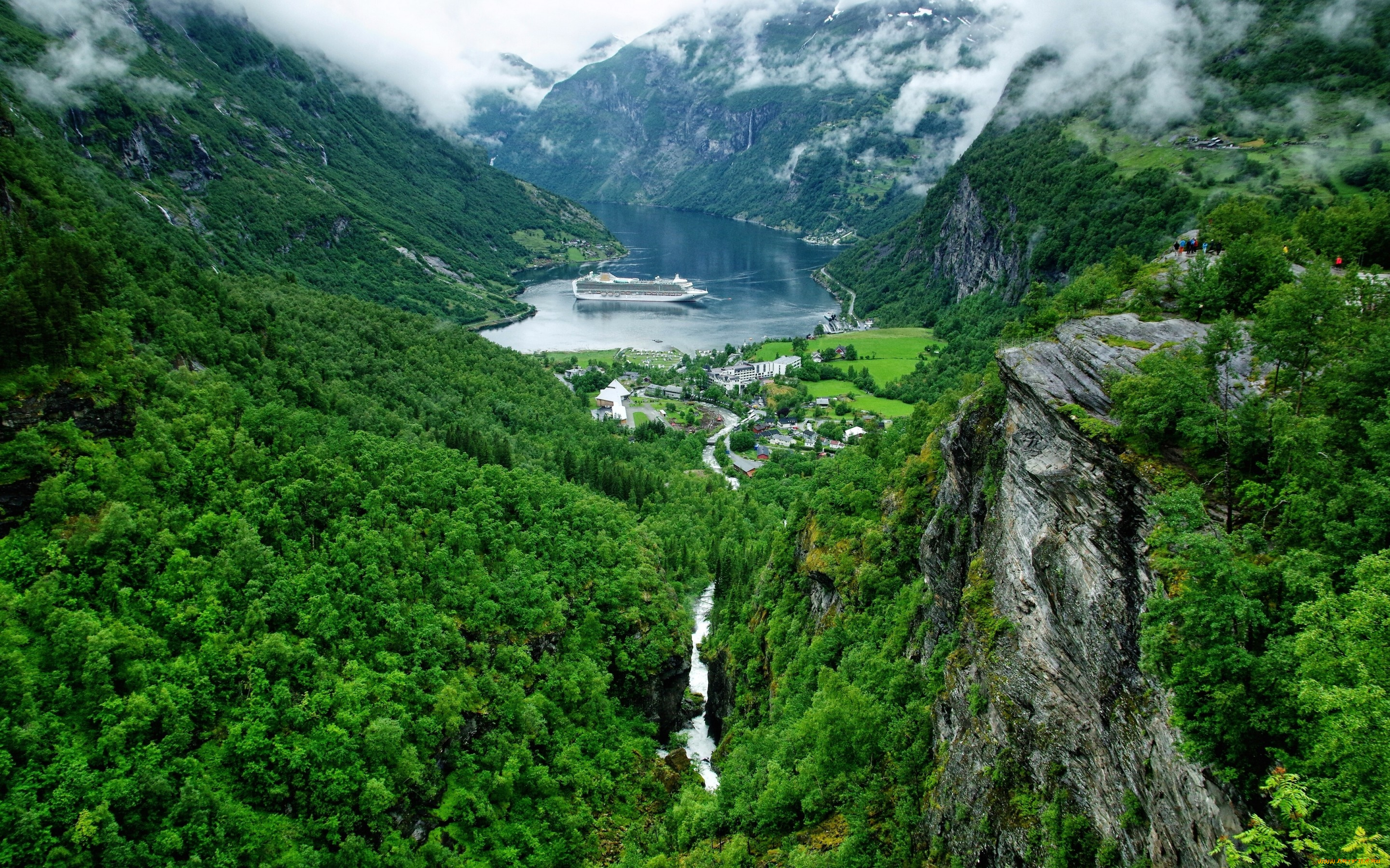 корабли, лайнеры, norway, панорама, лайнер, деревня, горы, geirangerfjord, фьорд, geiranger, норвегия, гейрангер-фьорд, гейрангер