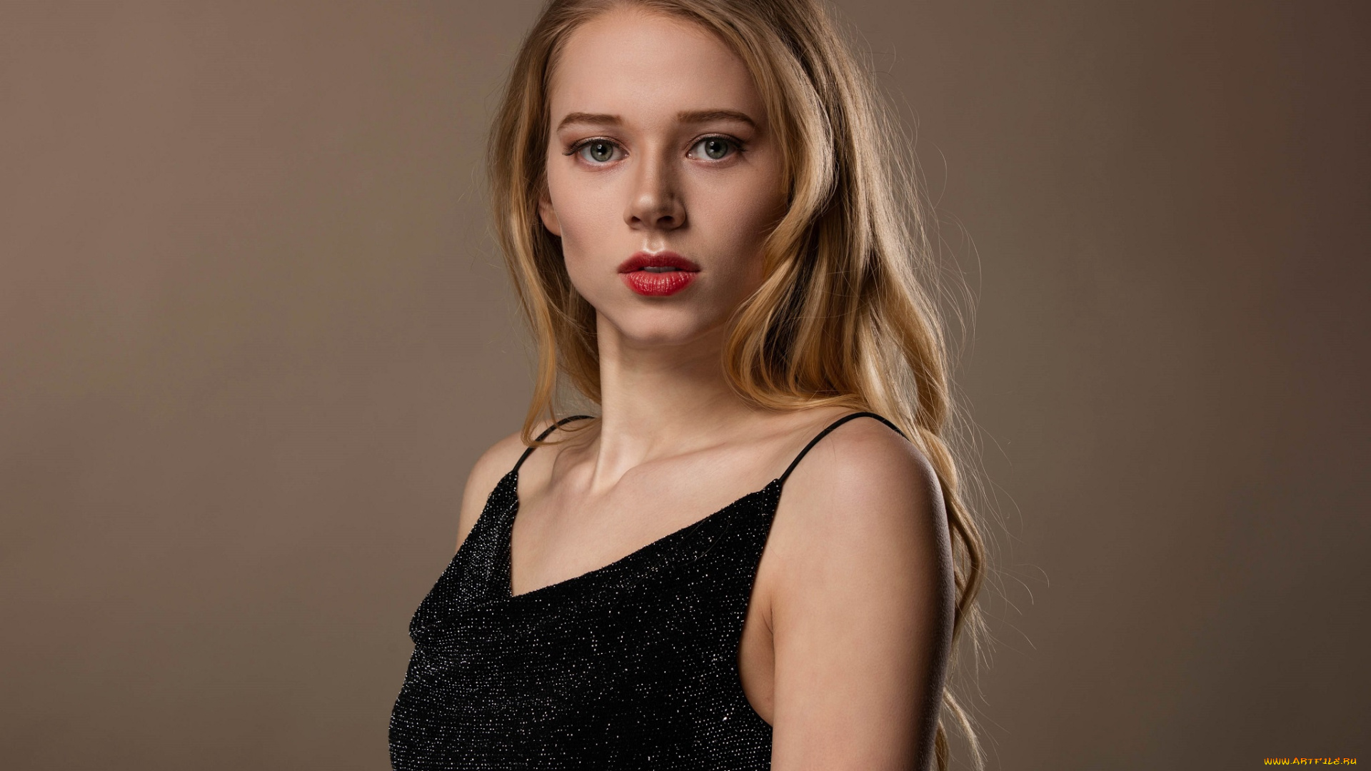 девушки, -unsort, , блондинки, , светловолосые, прическа, платье, макияж, портрет, взгляд, фон, в, черном, шатенка