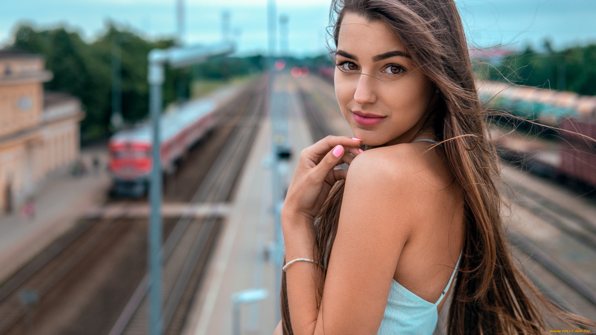 девушки, -unsort, , брюнетки, темноволосые, сарафан, поезда, вокзал, шатенка, улыбка