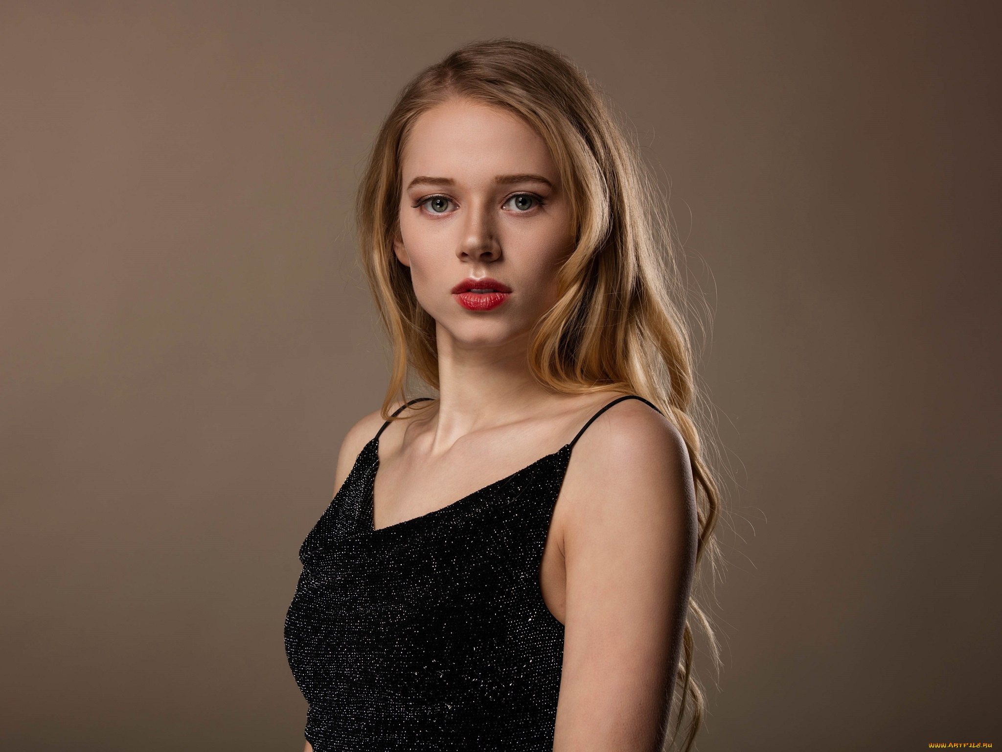 девушки, -unsort, , блондинки, , светловолосые, прическа, платье, макияж, портрет, взгляд, фон, в, черном, шатенка