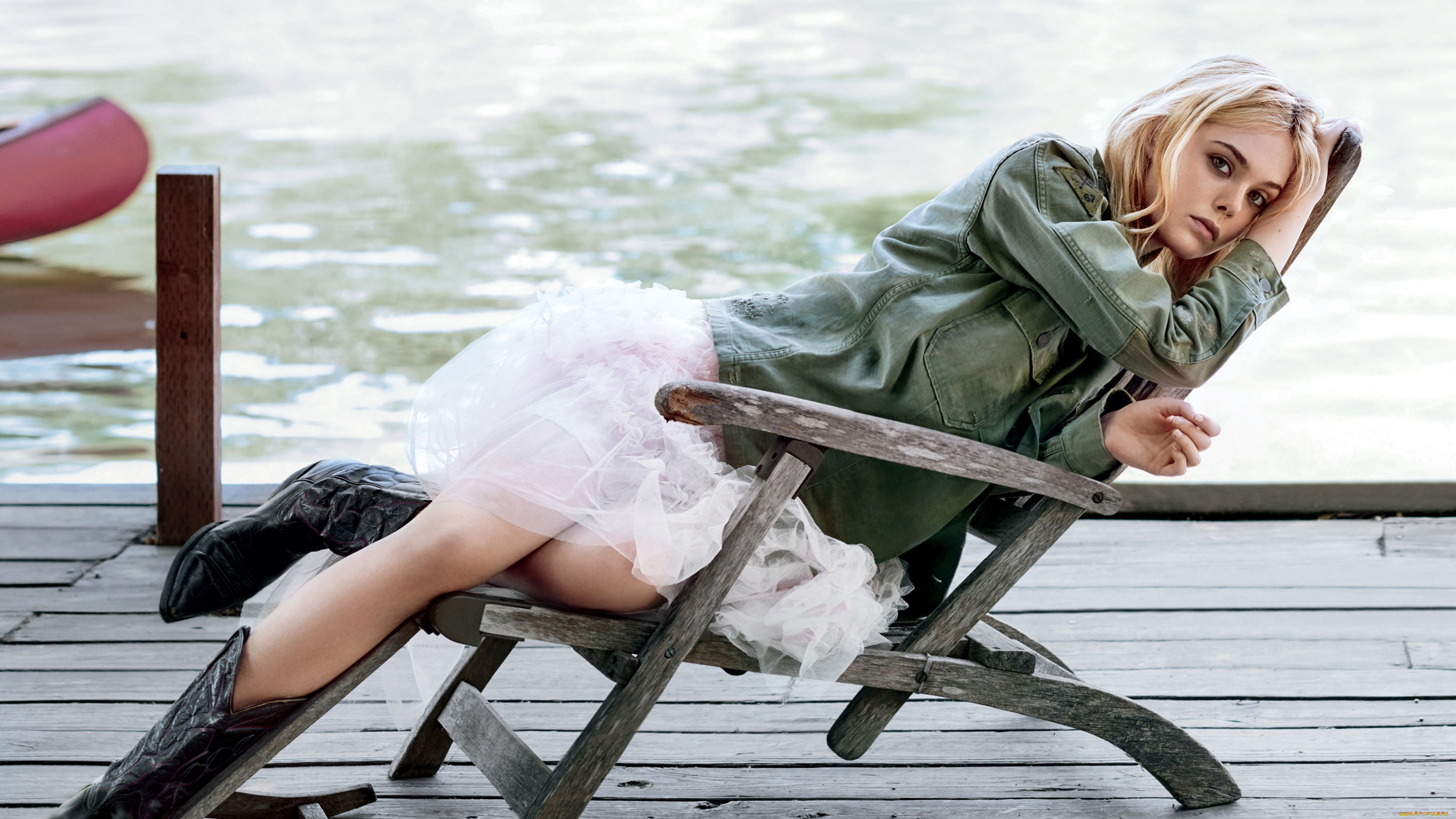 девушки, elle, fanning, кресло, сапоги, юбка, куртка, блондинка, причал