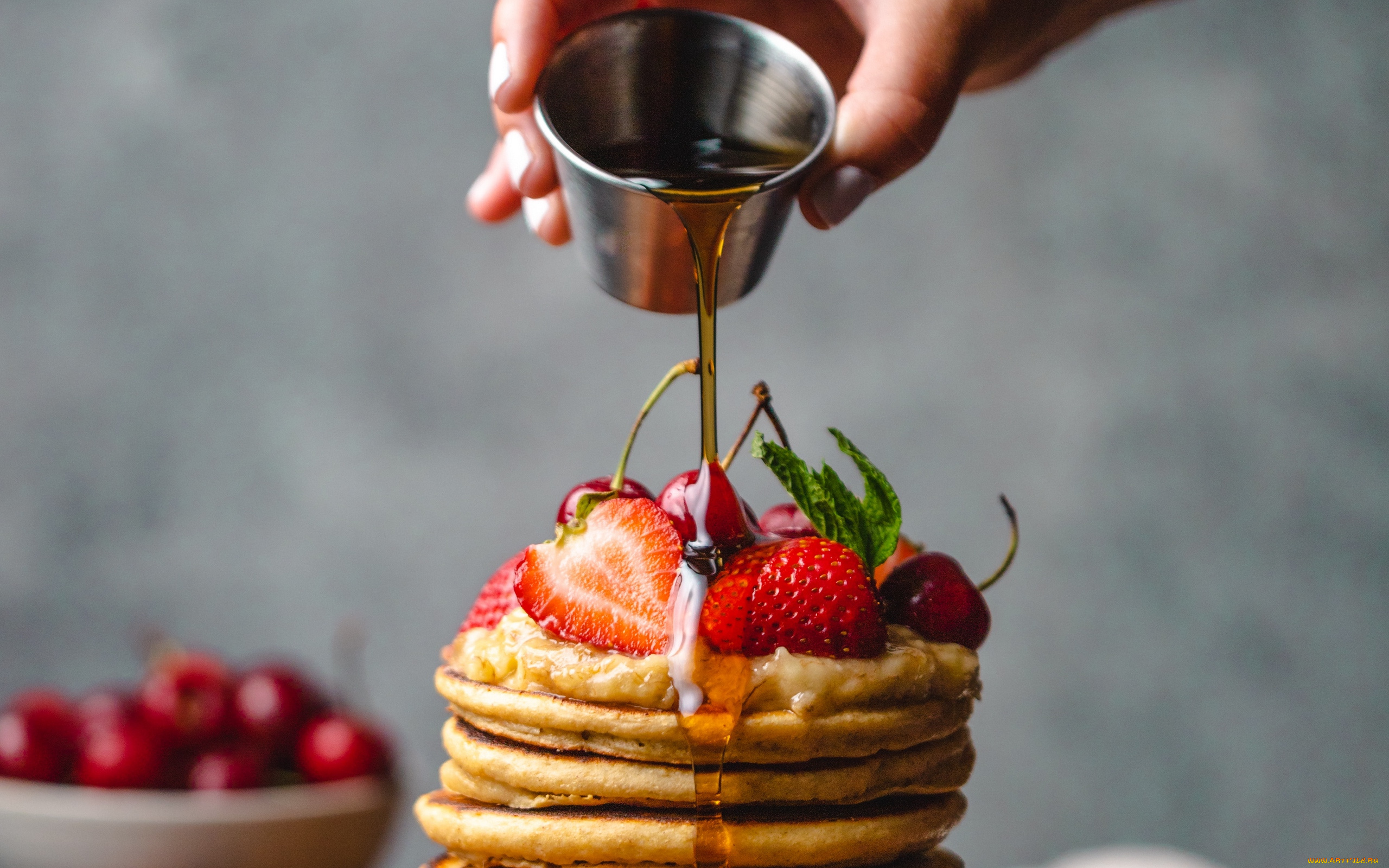 еда, блины, , оладьи, мед, оладьи, клубника