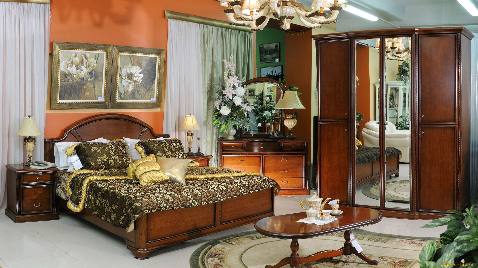 интерьер, спальня, кровать, букет, лампы, столик, сервиз, трюмо, картины, люстра, шкаф