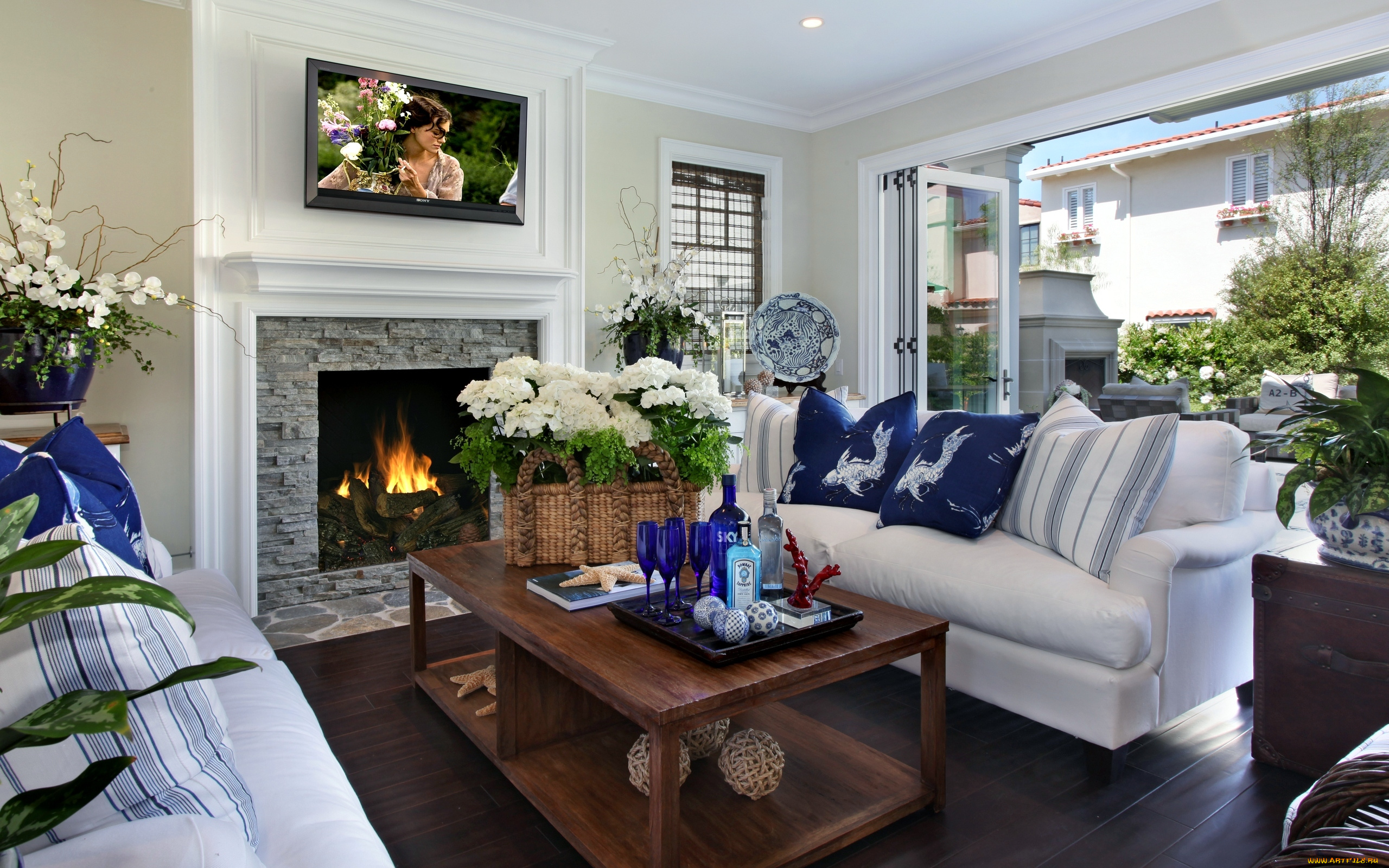 интерьер, гостиная, цветы, камин, телевизор, подушки, диваны