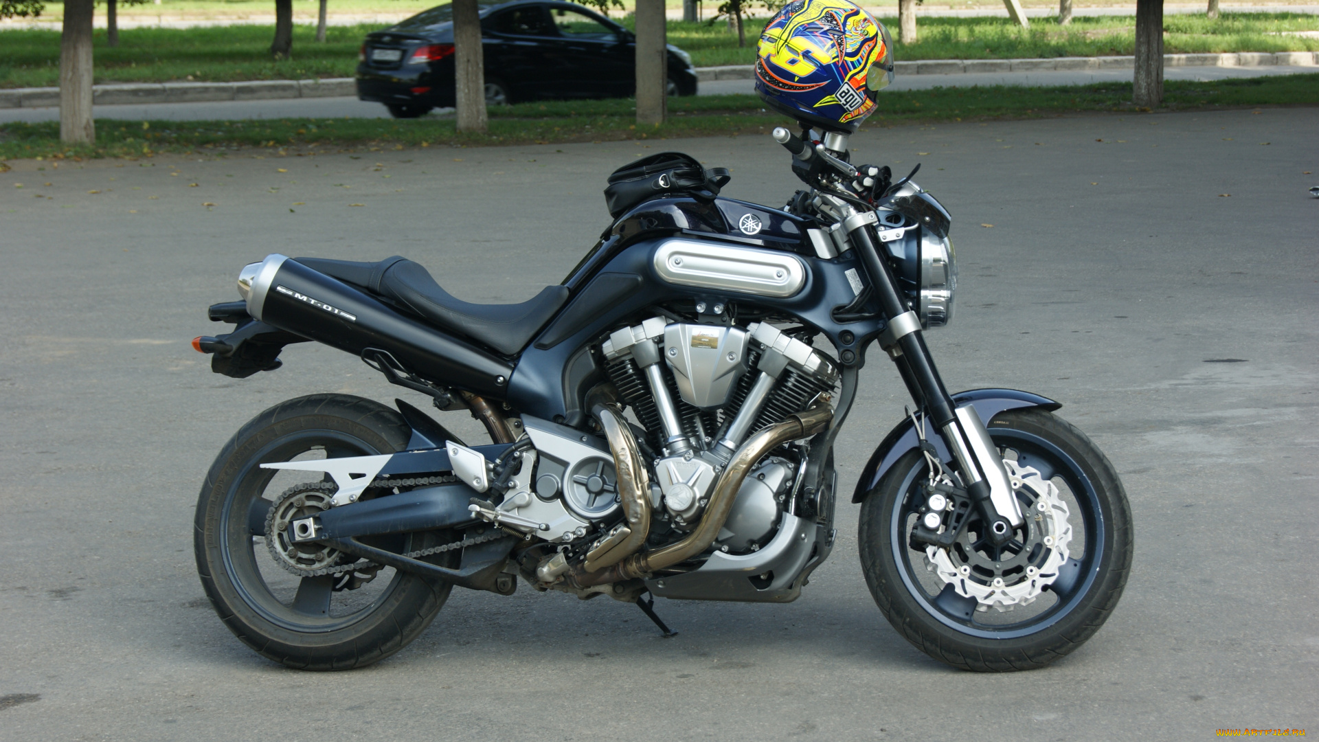 мотоциклы, yamaha, деревья, мотоцикл, дорога, автомобиль, барсетка, шлем