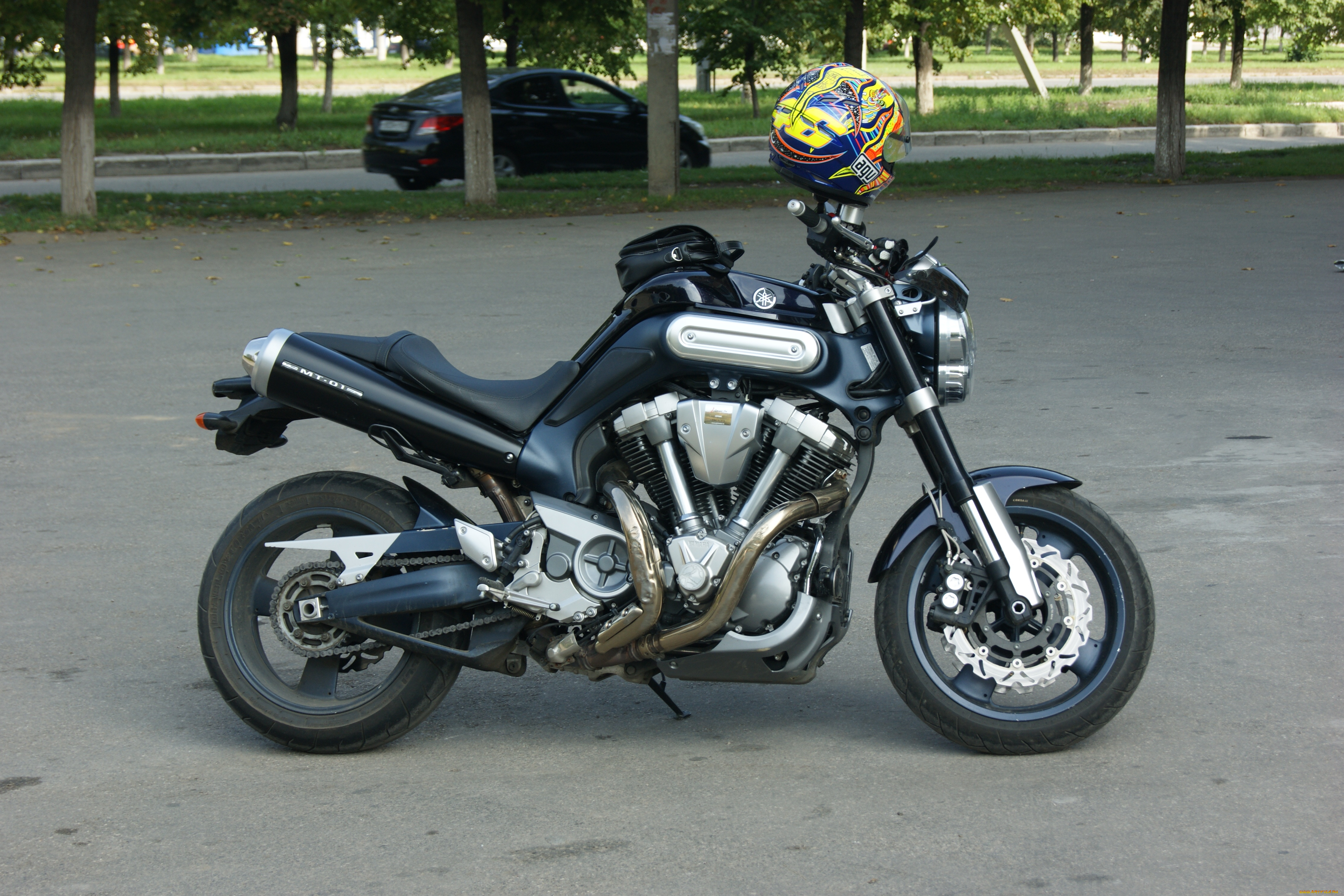 мотоциклы, yamaha, деревья, мотоцикл, дорога, автомобиль, барсетка, шлем