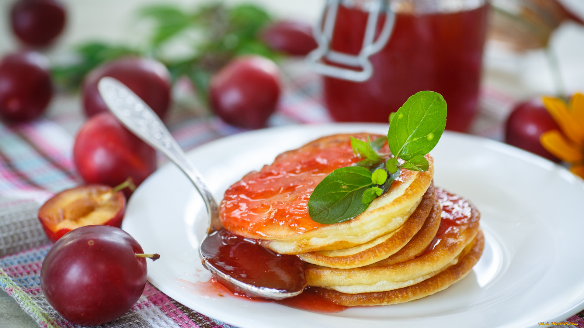 еда, блины, , оладьи, оладьи, завтрак, слива, джем, мята