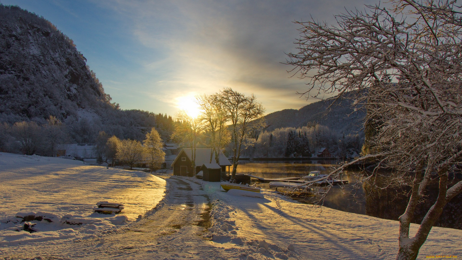 природа, зима, деревья, лодка, дорога, снег, река, домик, горы, облака, закат, солнце, небо, катер