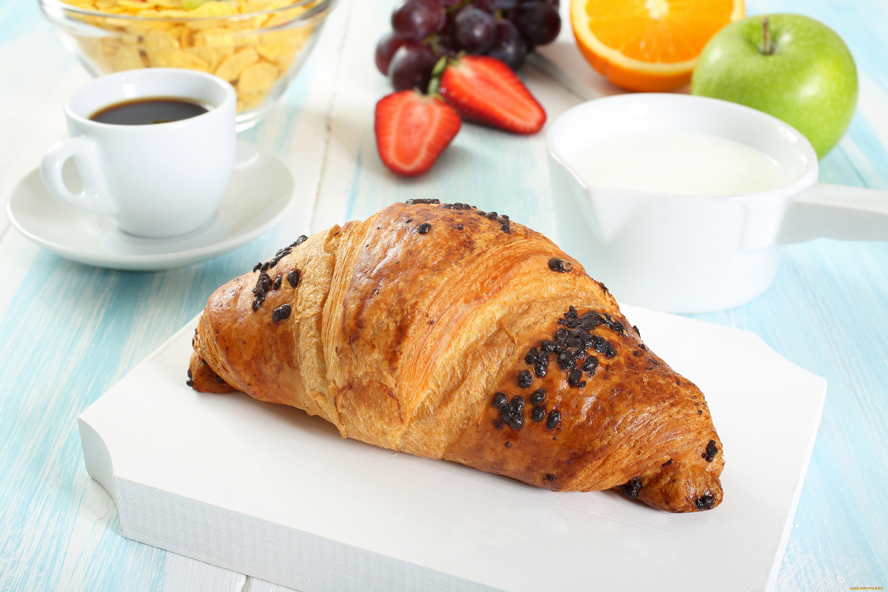 еда, пирожные, , кексы, , печенье, круассан, кофе, молоко, клубника, виноград, яблоко