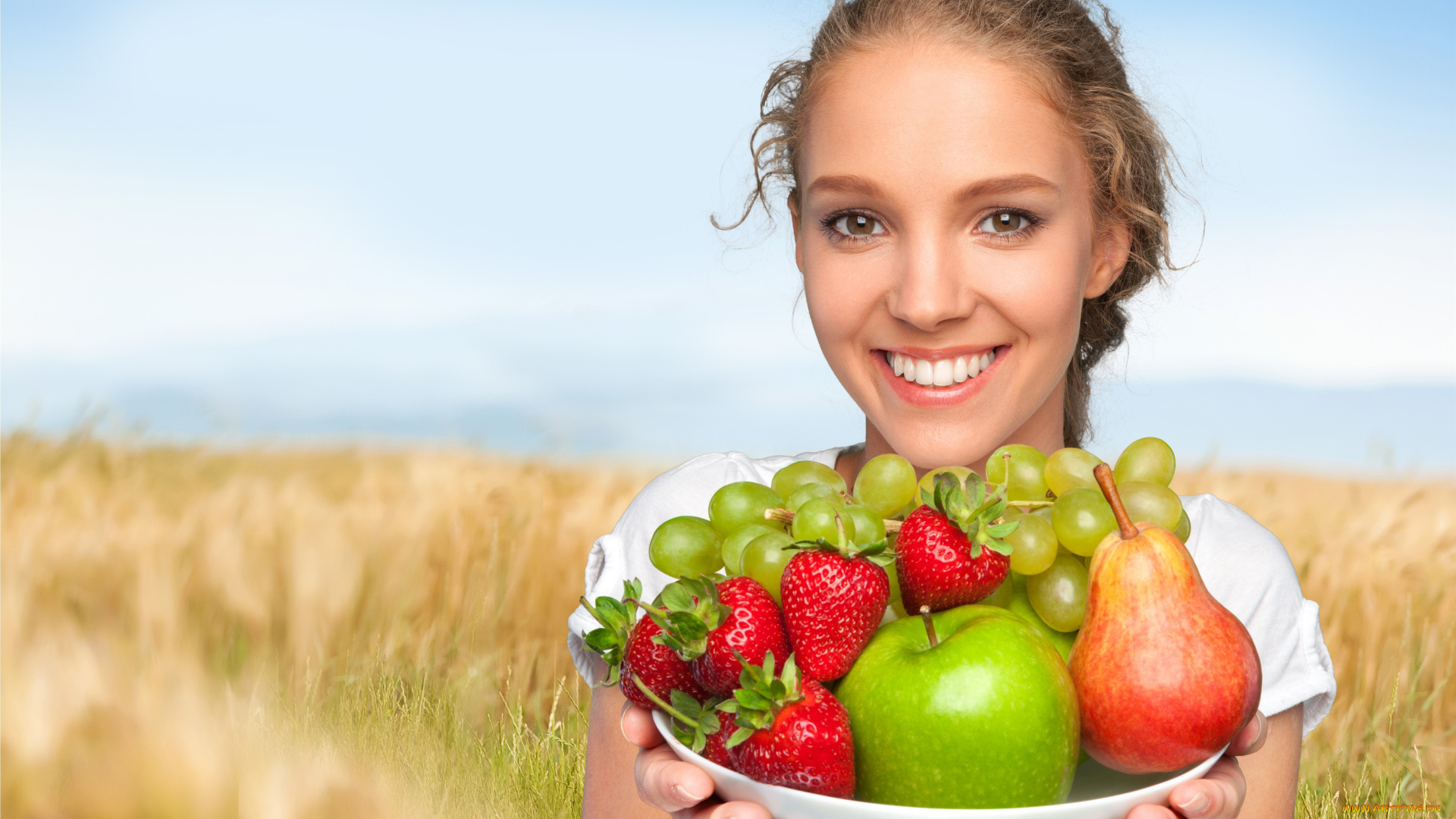еда, фрукты, , ягоды, улыбающаяся, девушка, шатенка, с, тарелкой, яблоками, виноградом, клубникой, и, грушей, в, руках