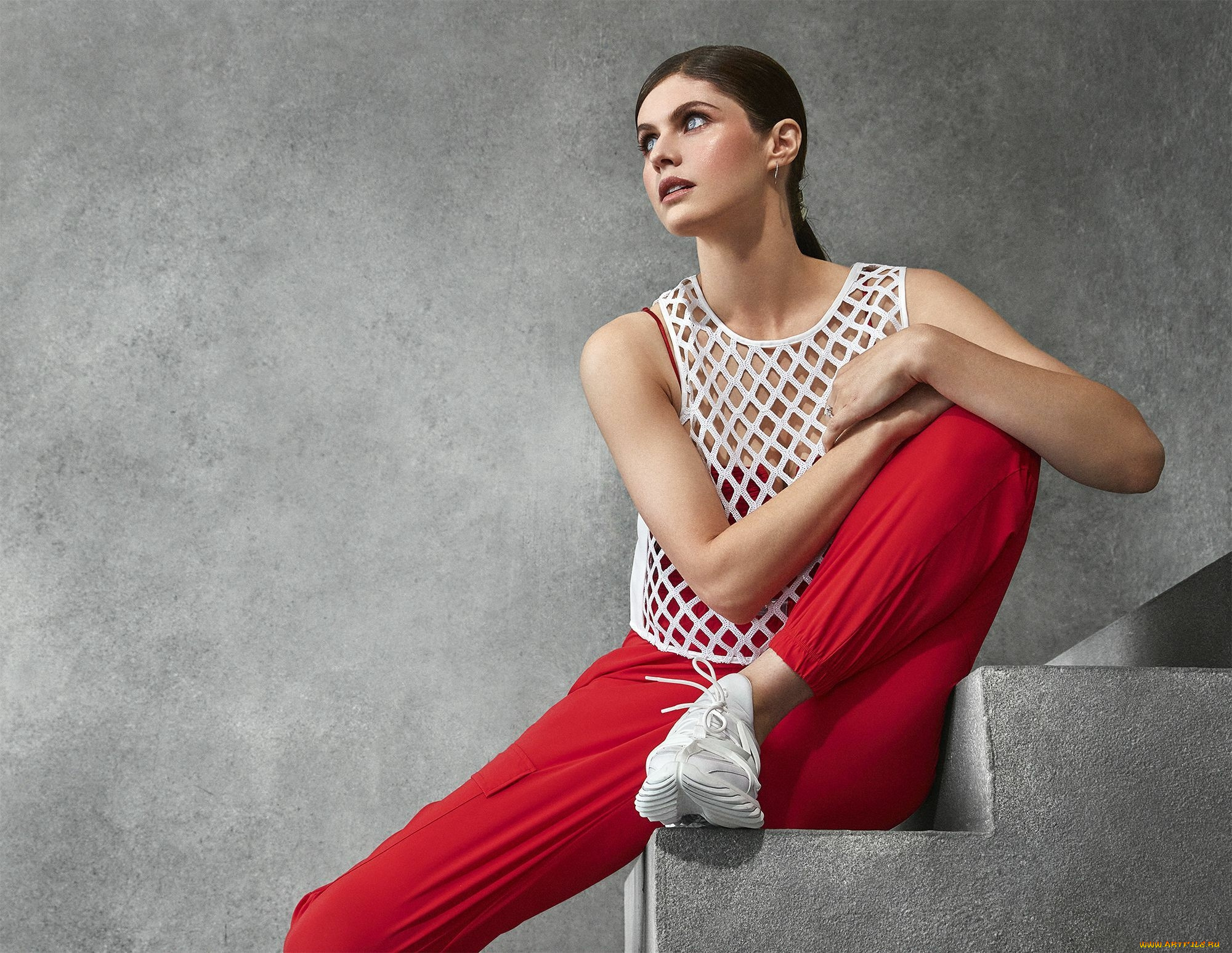 девушки, alexandra, daddario, александра, даддарио, женщина, актриса, кроссовки, ступеньки, голливуд, знаменитость