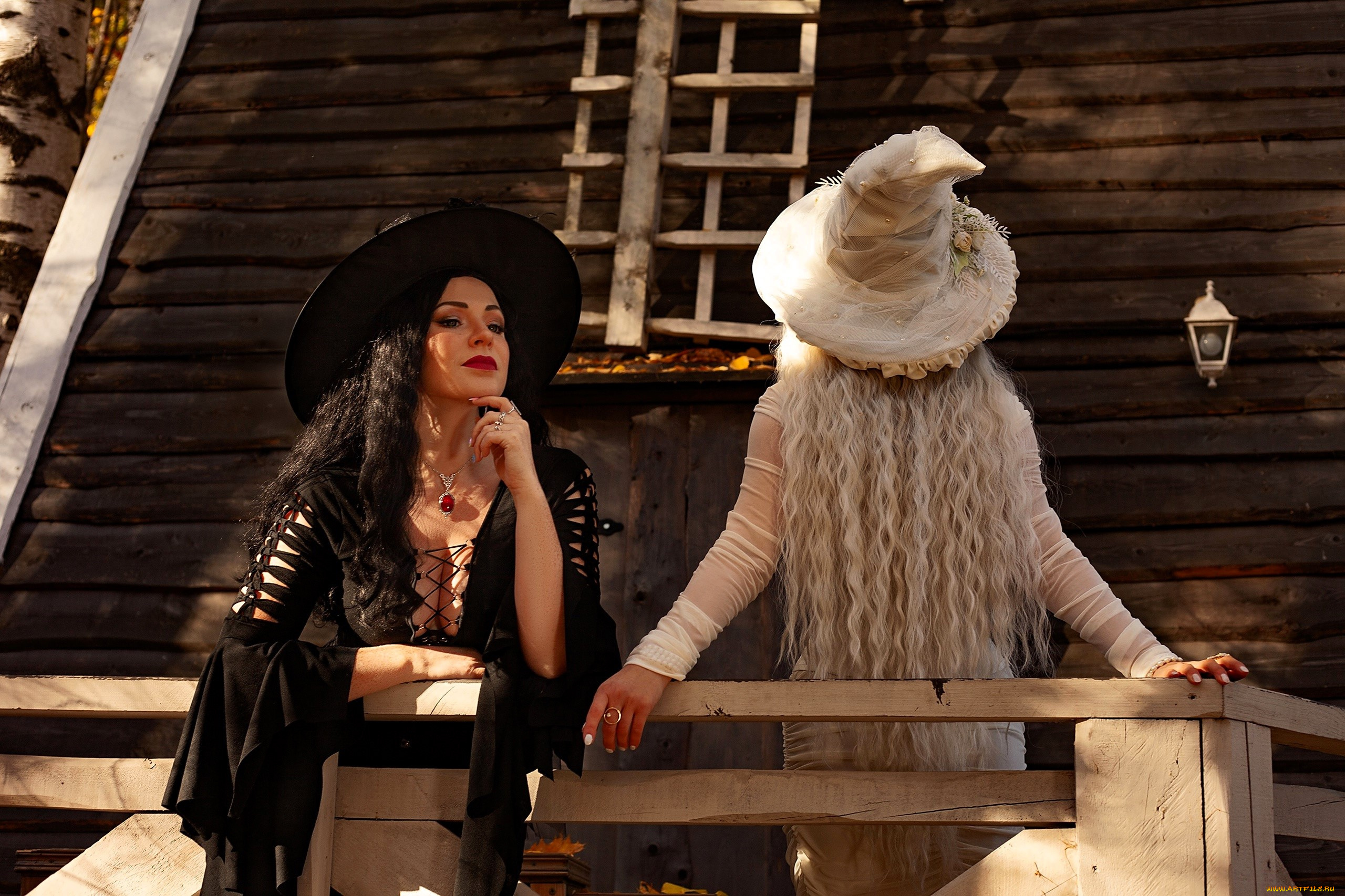 девушки, юлия, огородникова, образ, косплей, наряды, костюмы, ведьмы, шляпы, платья, осень, дом, балкон