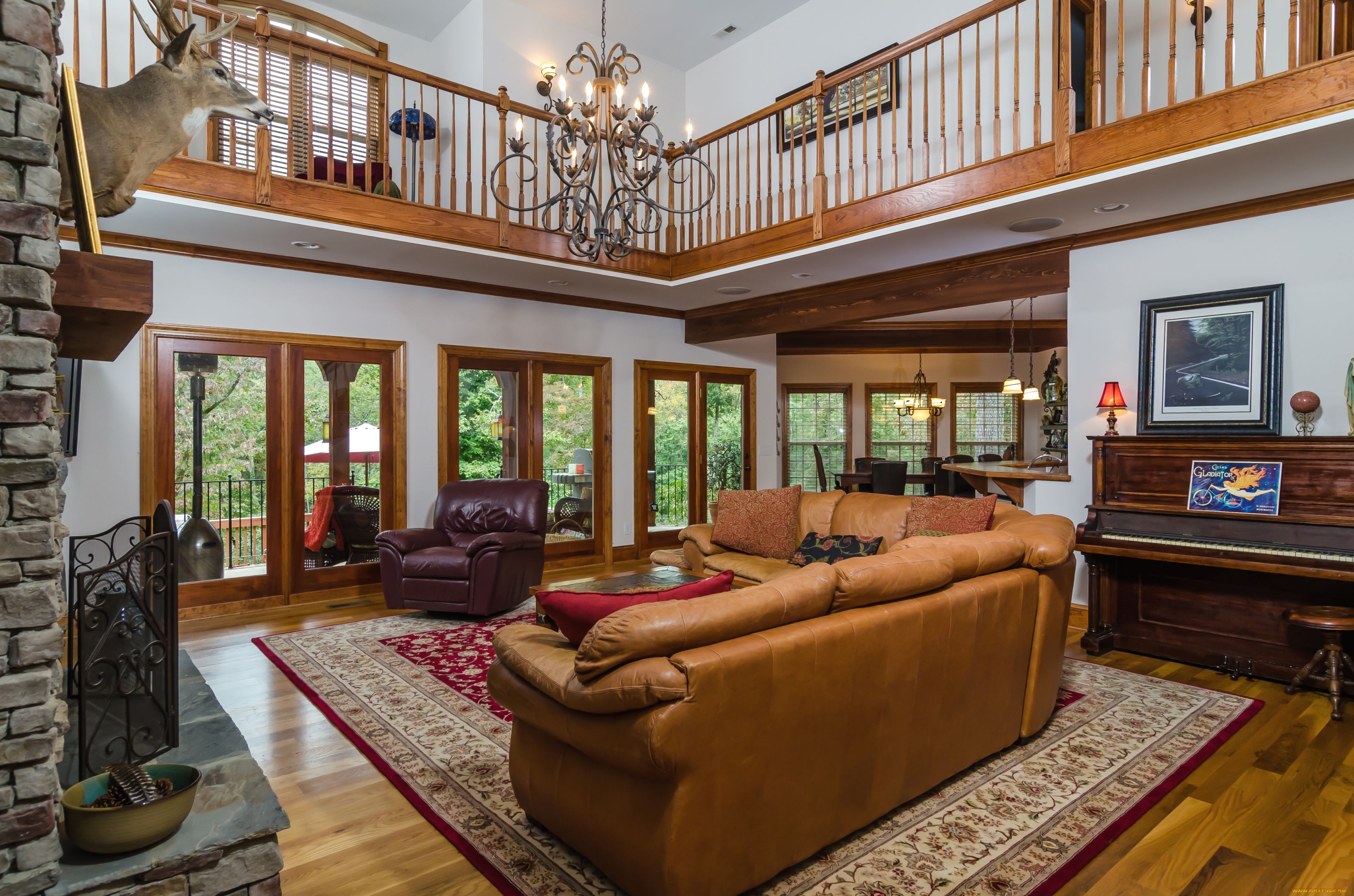 интерьер, гостиная, диван, камин, чучела