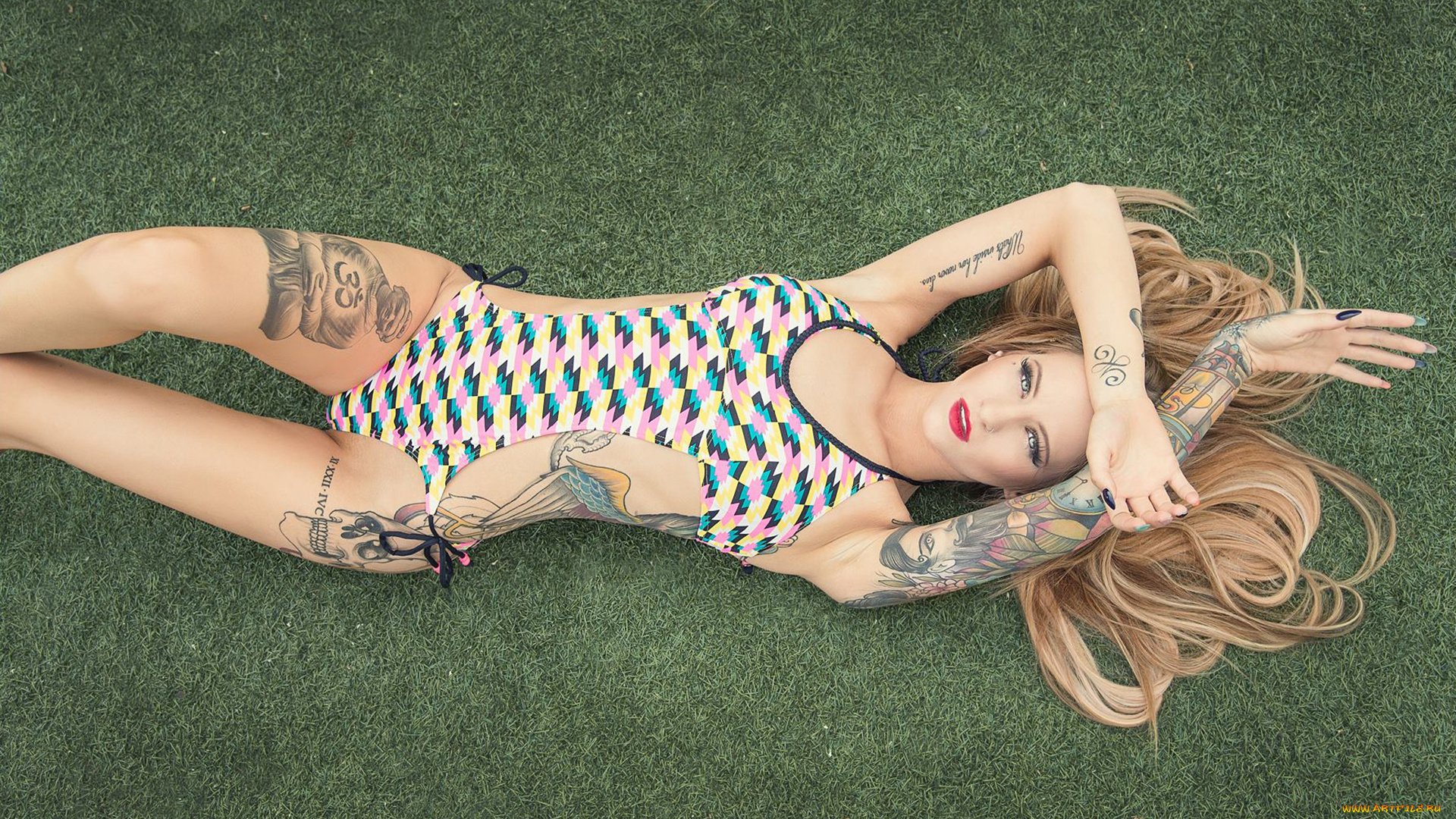 девушки, -unsort, , блондинки, keith, selle, photography, girl, model, alexandra, hart, девушка, блондинка, татуировки, tattoo, тело, украшение, роспись, искусство, взгляд, купальник, ножки, газон, трава