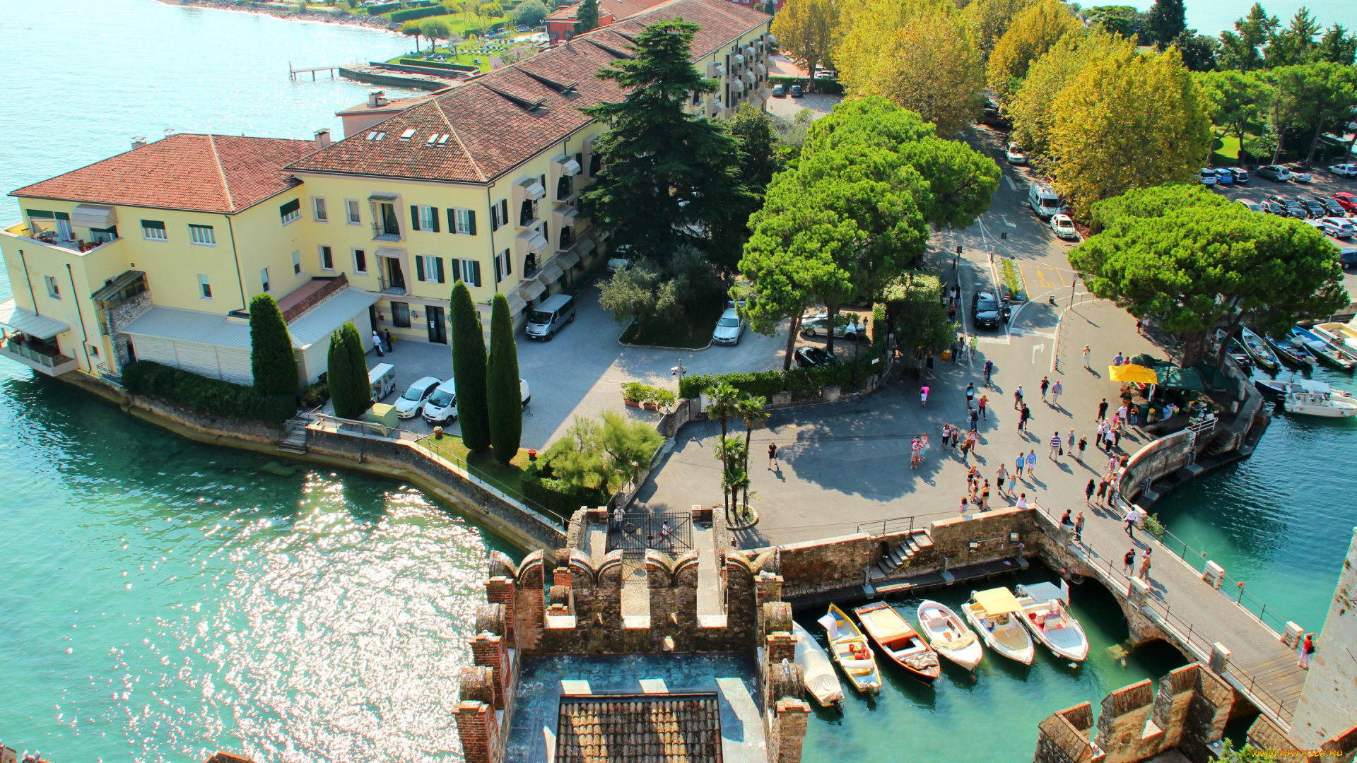 города, -, панорамы, дома, lake, garda, italy, sirmione, италия, гарда, курорт, озеро, сирмионе, лодки, деревья