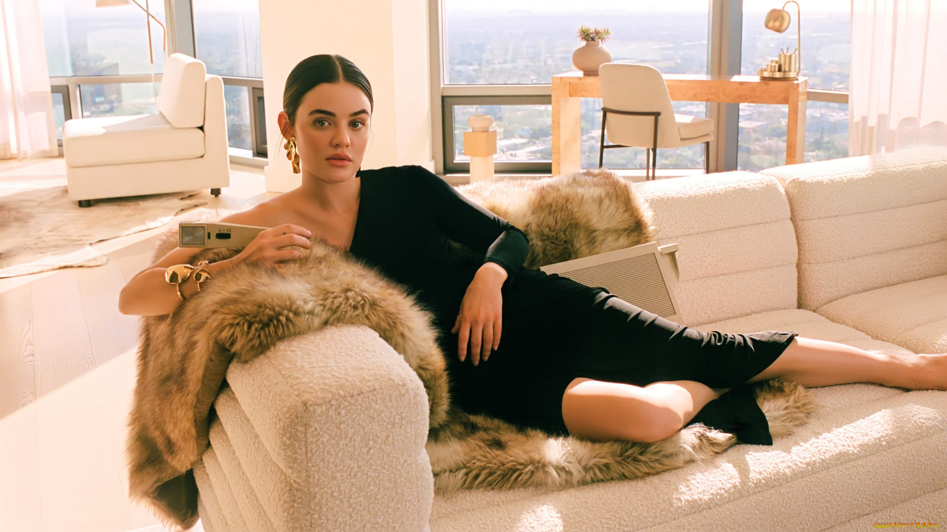девушки, lucy, hale, актриса, шатенка, платье, мех, диван, комната, панорама, окна