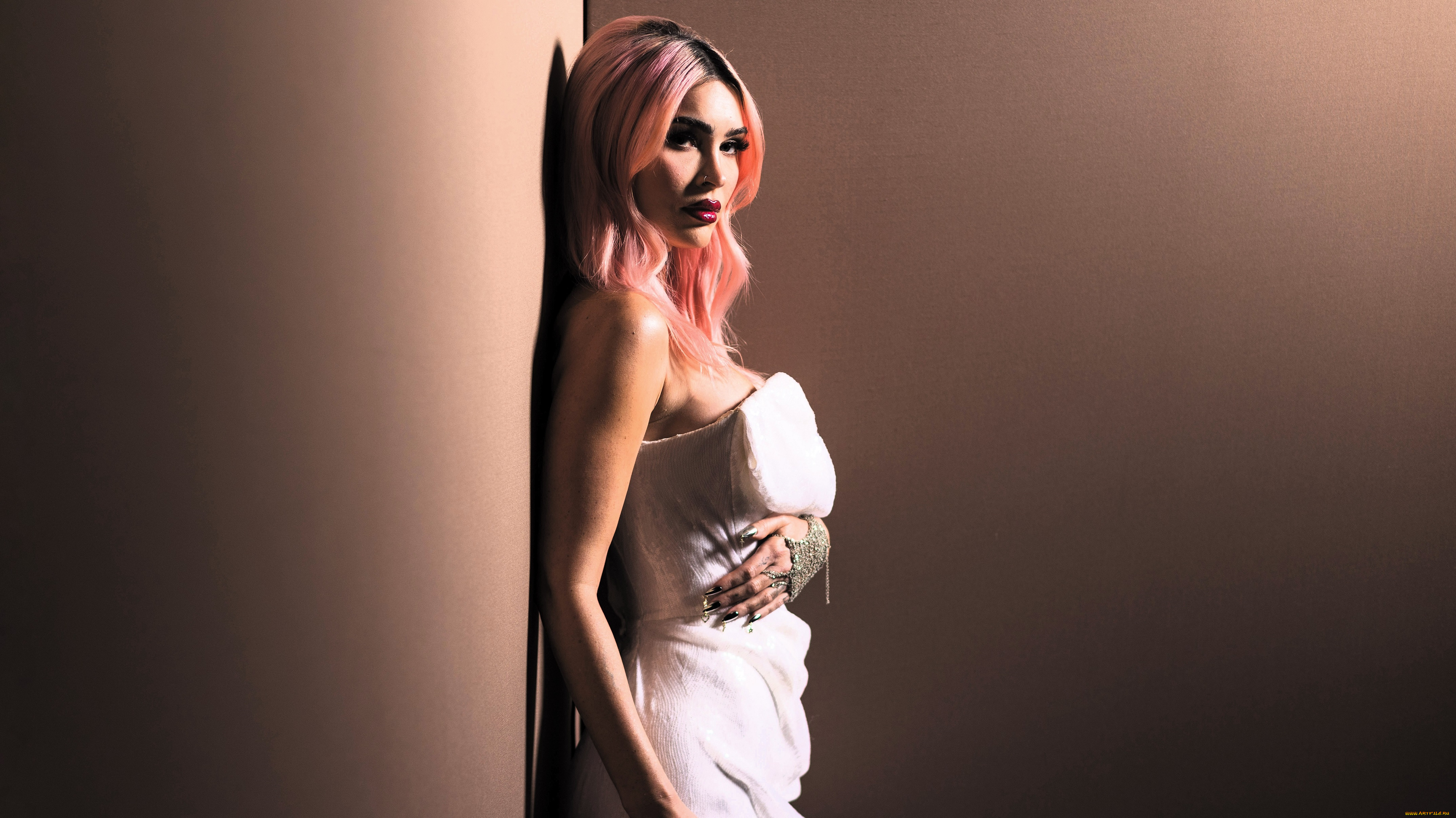 девушки, megan, fox, розовые, волосы, платье, тату, стена