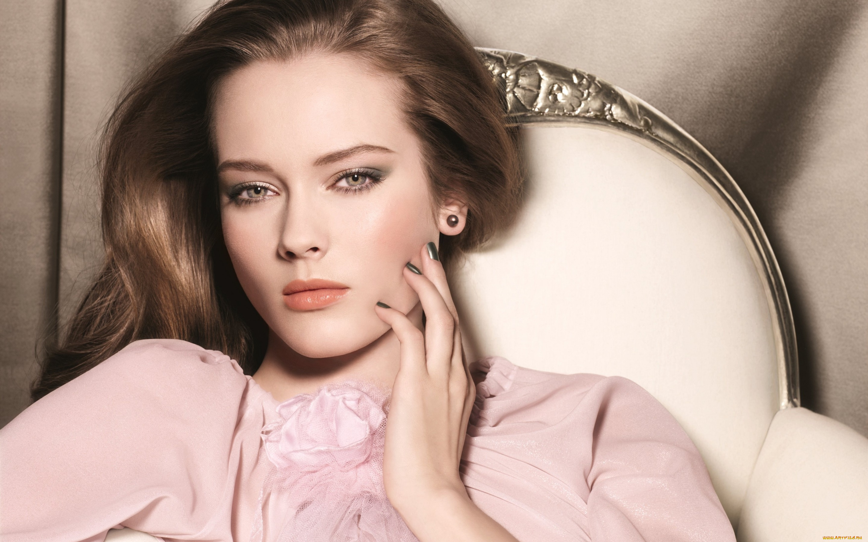 девушки, monika, jac, jagaciak, monika, jac, jagaciak, моника, Як, Ягачак, девушка, модель, шатенка, взгляд, лицо, рука, кресло