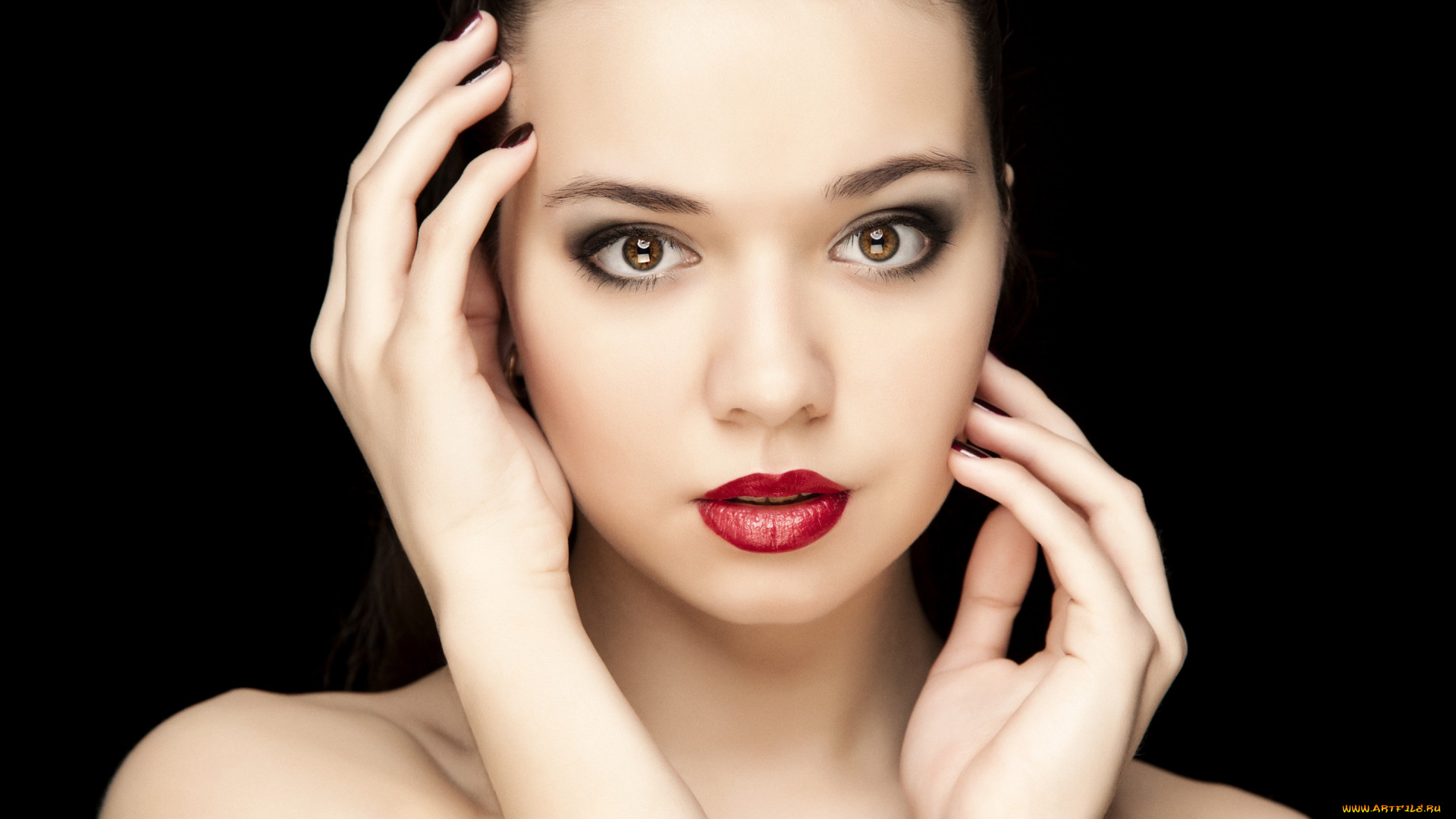 девушки, -unsort, , лица, , портреты, руки, карие, глаза, взгляд, помада, макияж, девушка, модель, фон