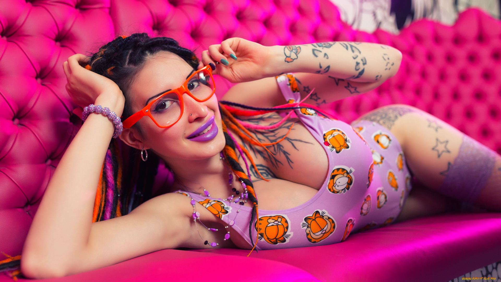 девушки, ariane, saint-amour, чулки, фиолетовый, розовый, диван, купальник, взгляд, поза, губы, волосы, тату, грудь, очки, улыбка, брюнетка, девушка, ariane, saint-amour, фигура