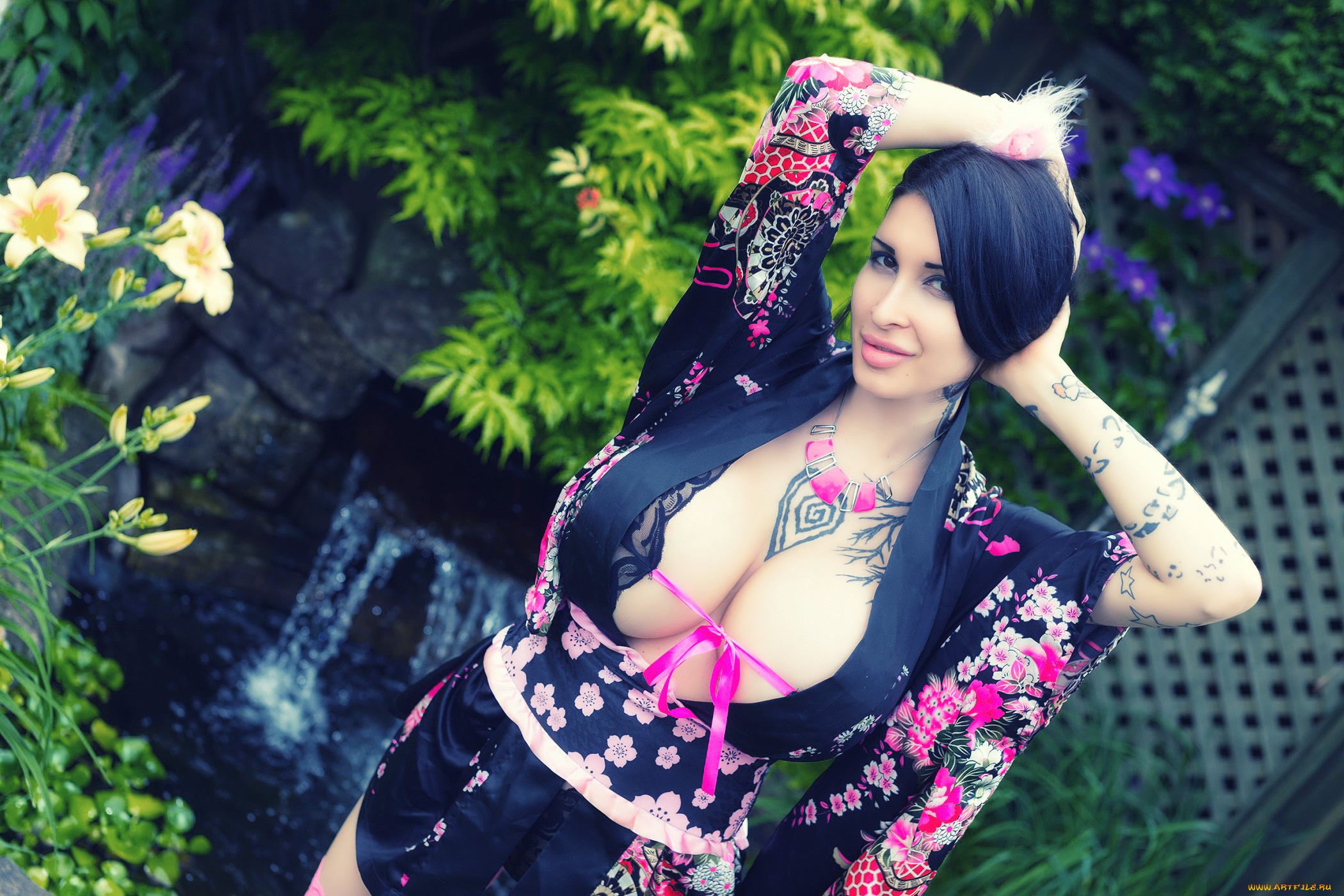 девушки, ariane, saint-amour, ariane, saint-amour, цветы, вода, тату, взгляд, грудь, кимоно, улыбка, брюнетка, девушка