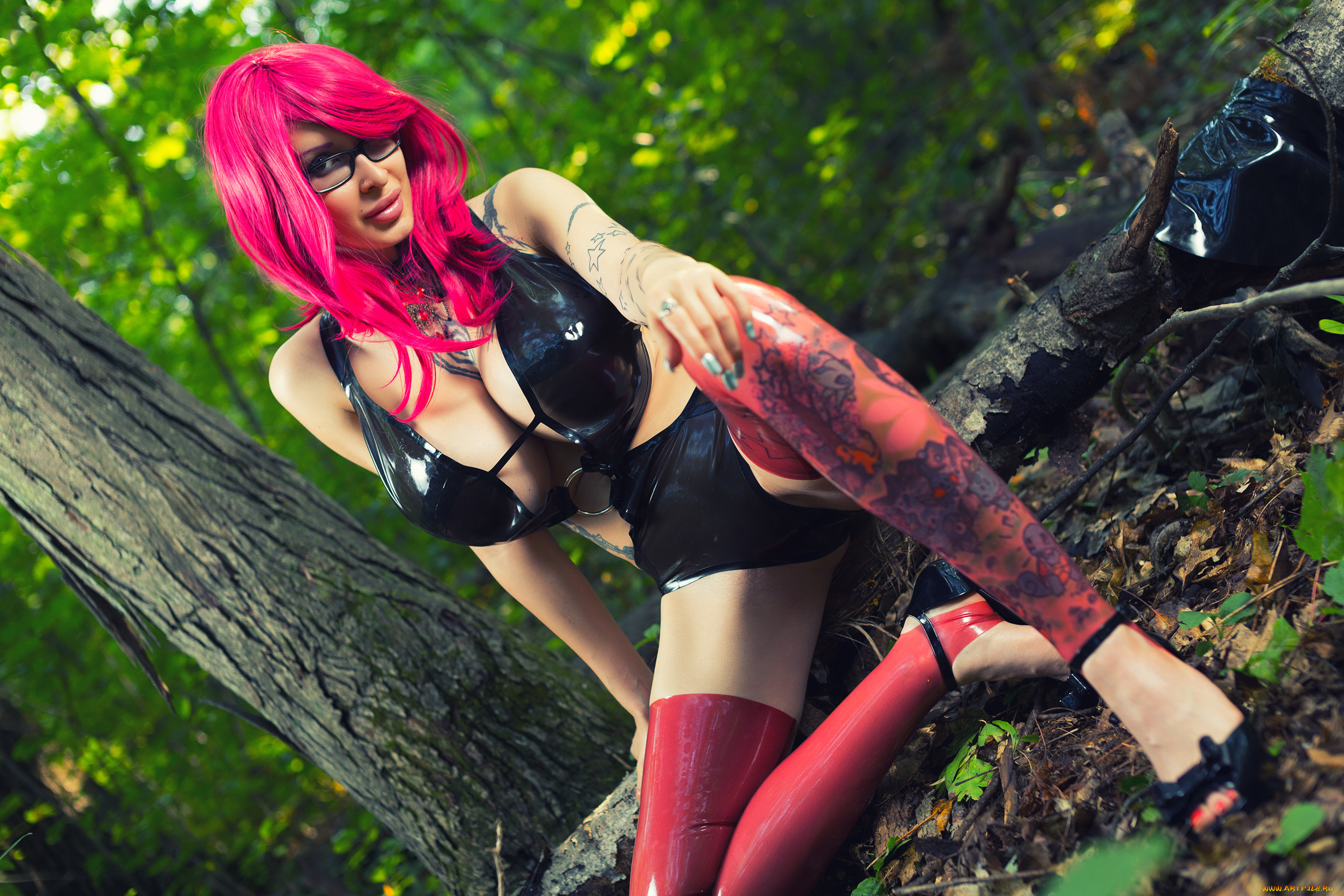 девушки, ariane, saint-amour, взгляд, улыбка, брюнетка, девушка, каблуки, волосы, поза, латекс, лес, ariane, saint-amour, тату, грудь, очки