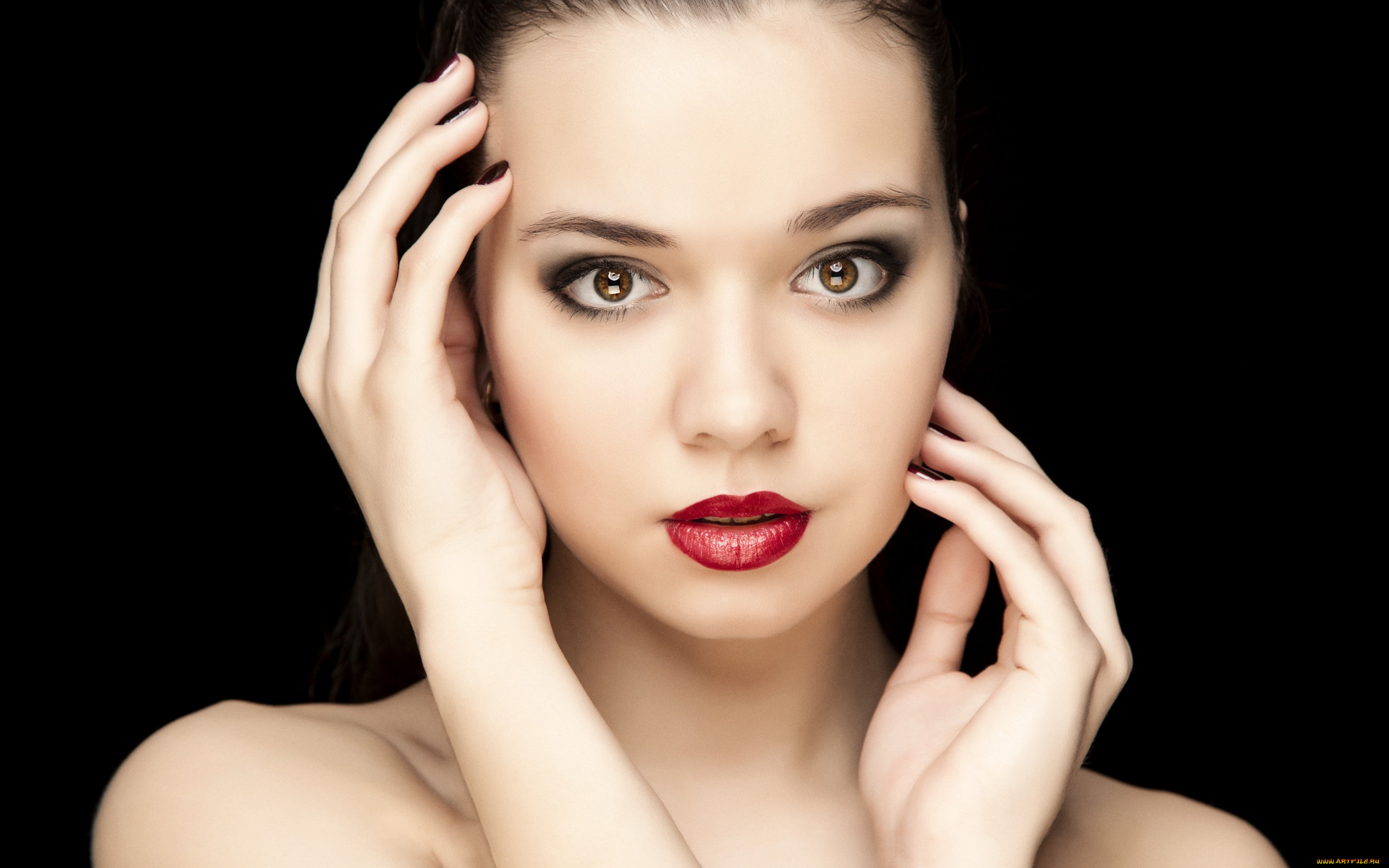 девушки, -unsort, , лица, , портреты, руки, карие, глаза, взгляд, помада, макияж, девушка, модель, фон