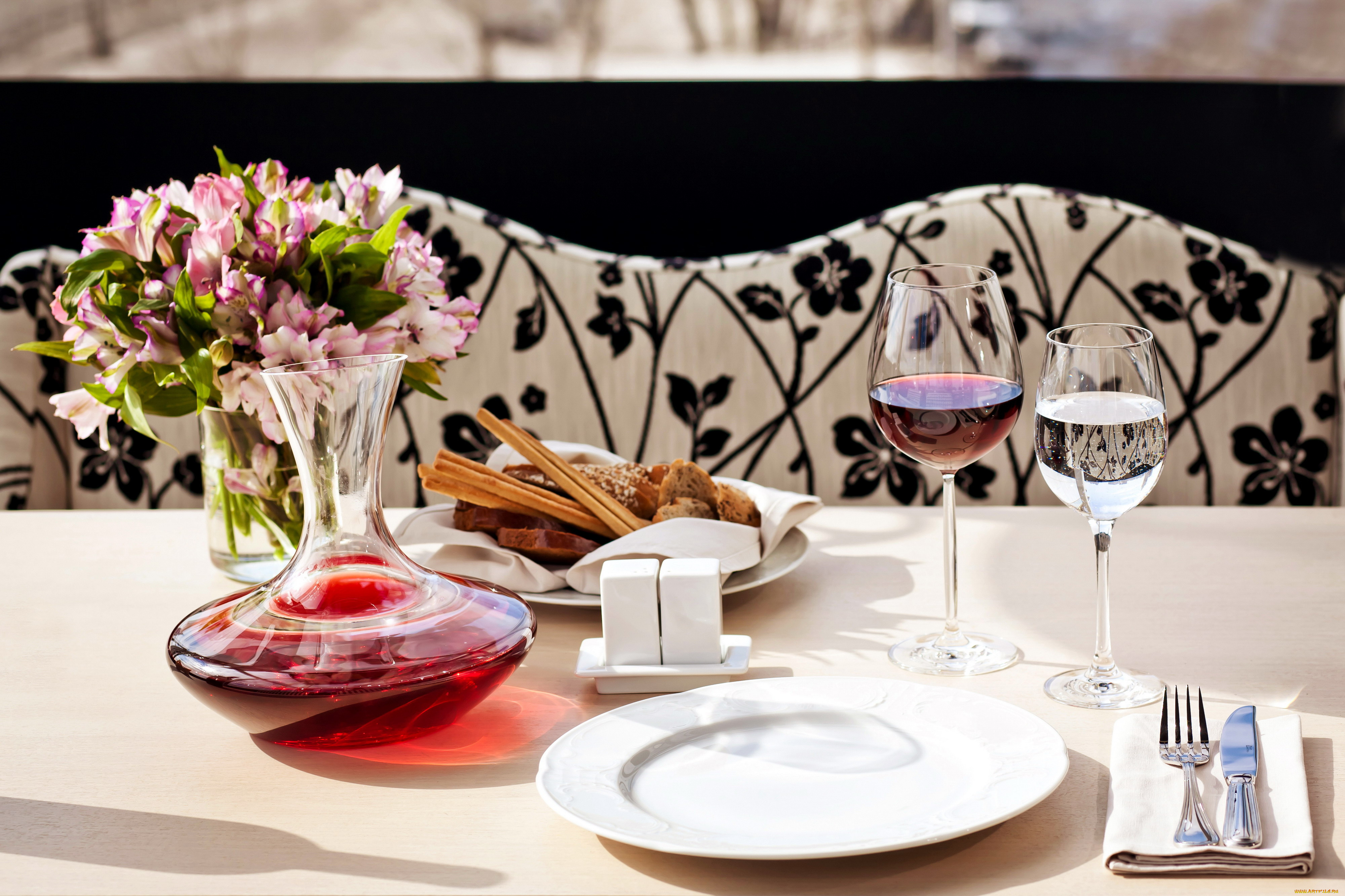 еда, сервировка, альстромерия, букет, вино, графин, бокалы