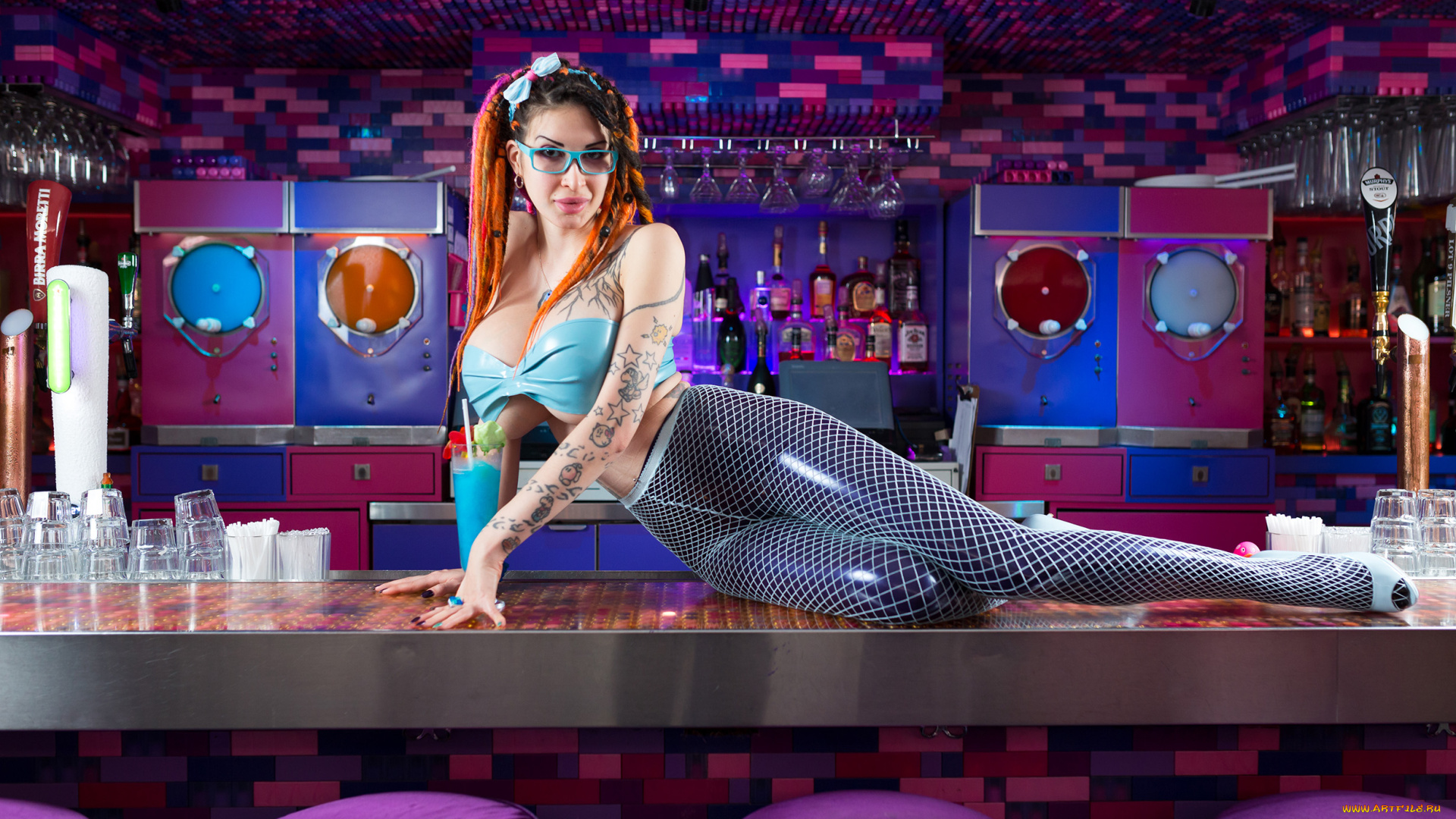 девушки, ariane, saint-amour, ariane, saint-amour, брюнетка, поза, очки, тату, силикон, бар, грудь, латекс