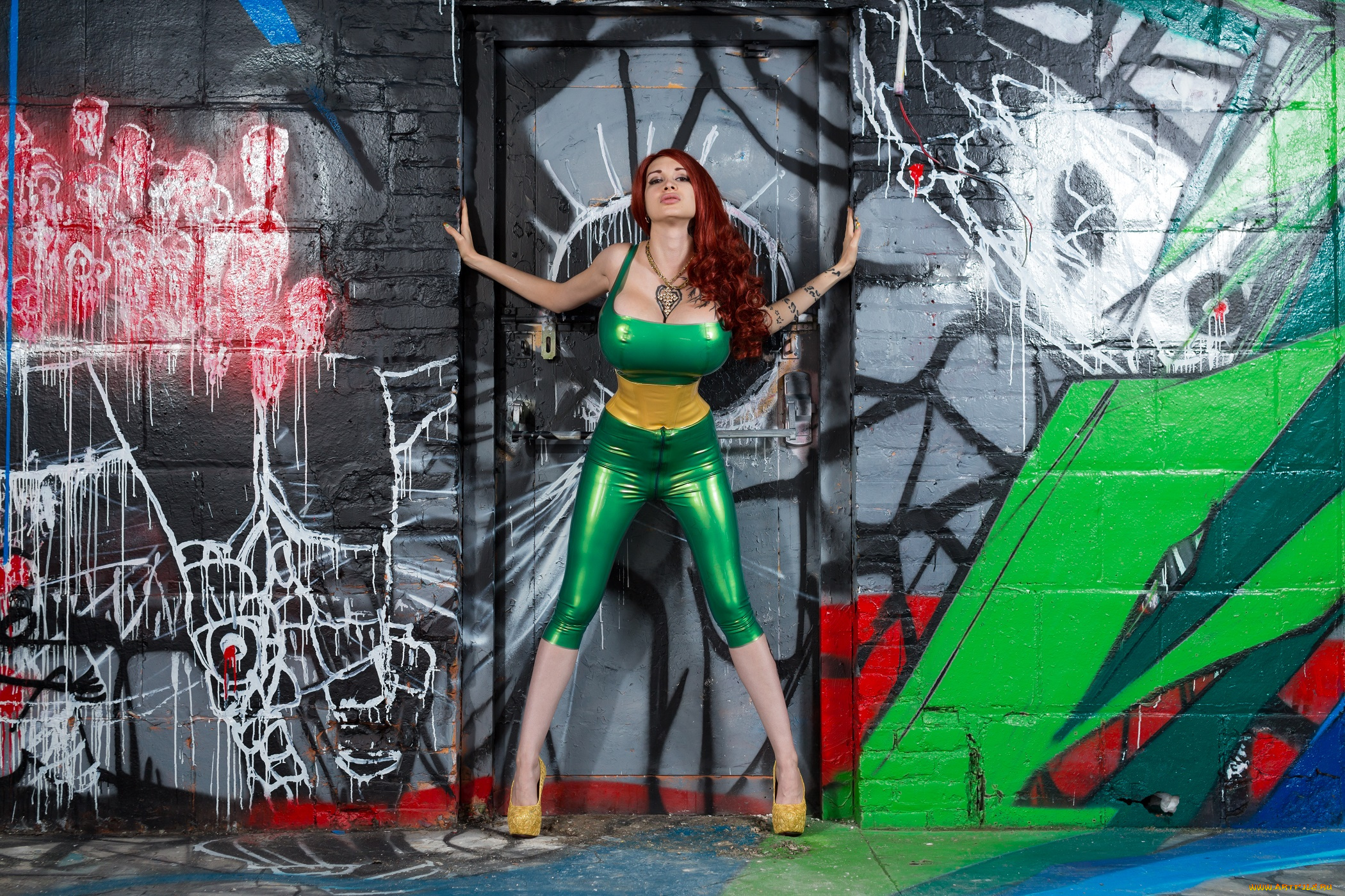 девушки, ariane, saint-amour, ariane, saint-amour, брюнетка, граффити, силикон, грудь, латекс, тату