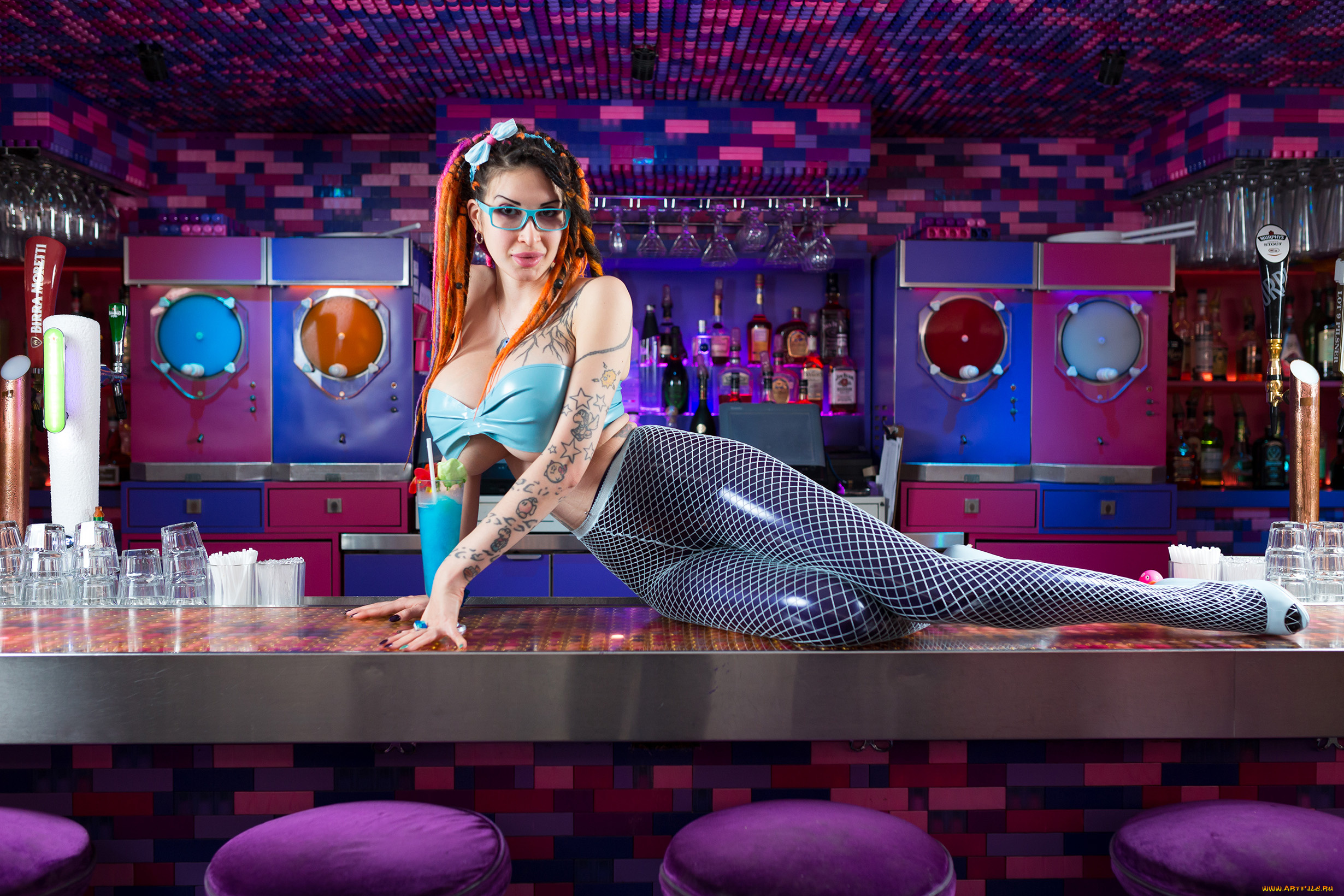 девушки, ariane, saint-amour, ariane, saint-amour, брюнетка, поза, очки, тату, силикон, бар, грудь, латекс