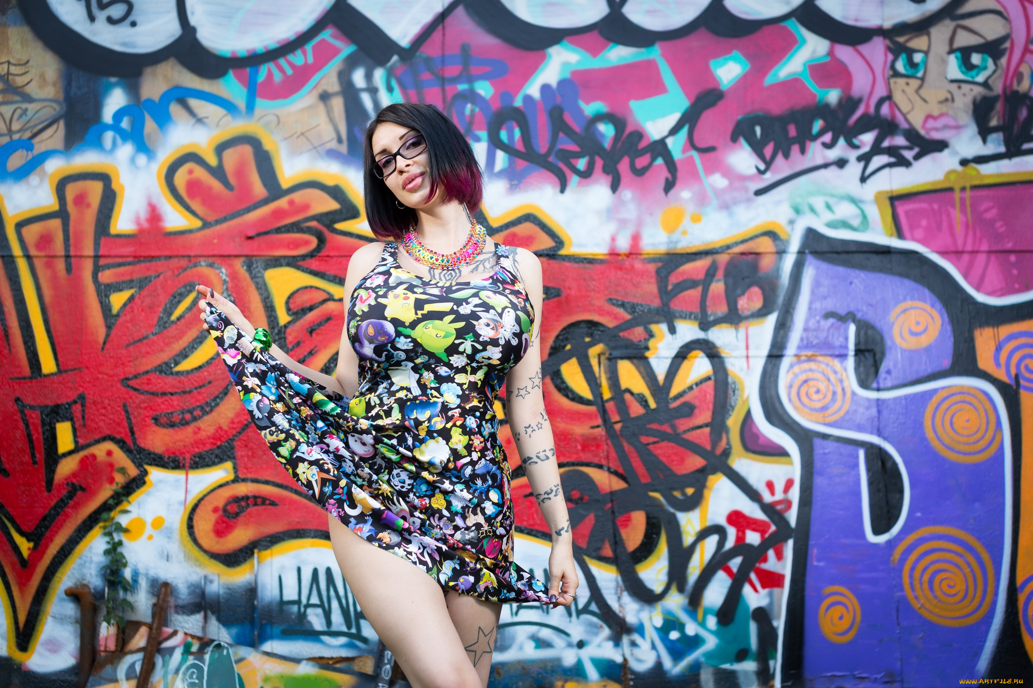 девушки, ariane, saint-amour, платье, девушка, фон, граффити, улыбка