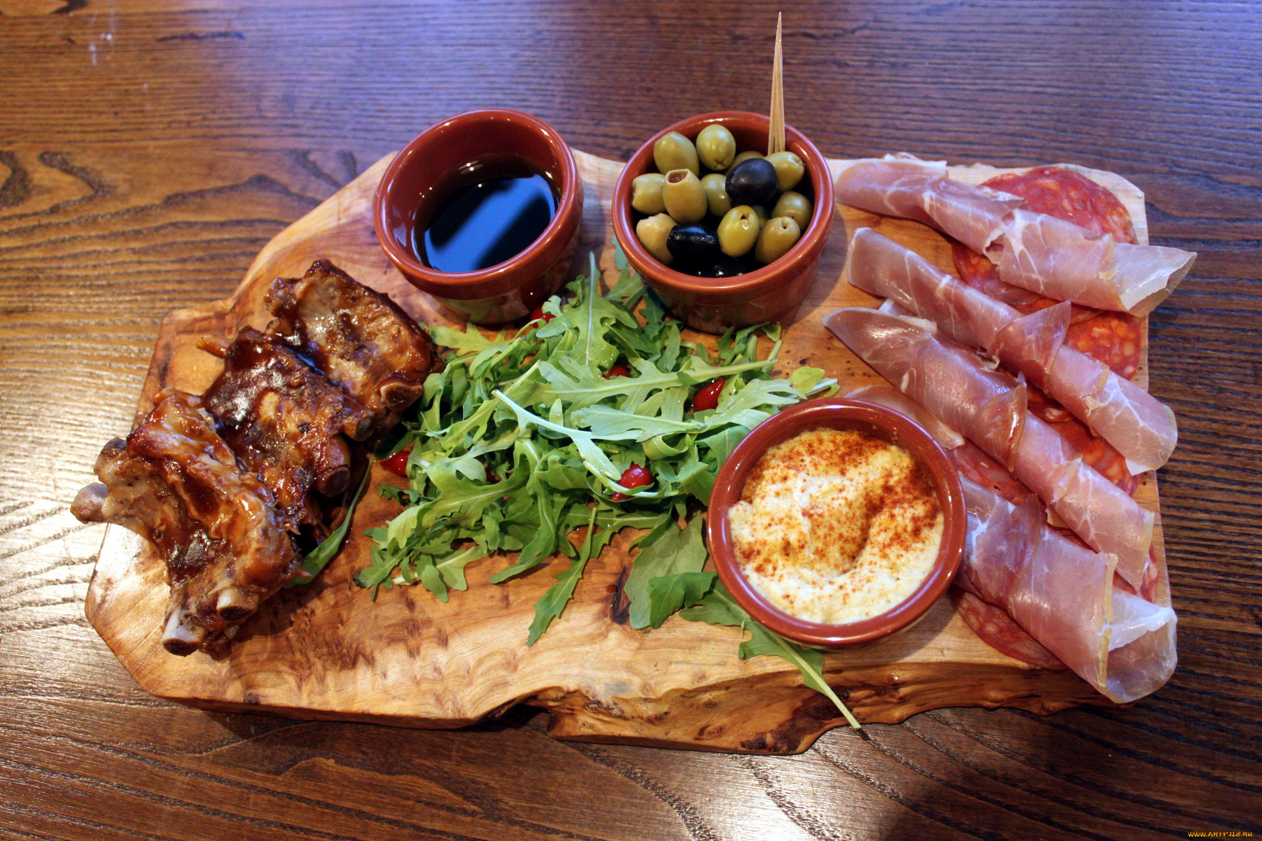еда, разное, ветчина, рукола, ребрышки, оливки, соус