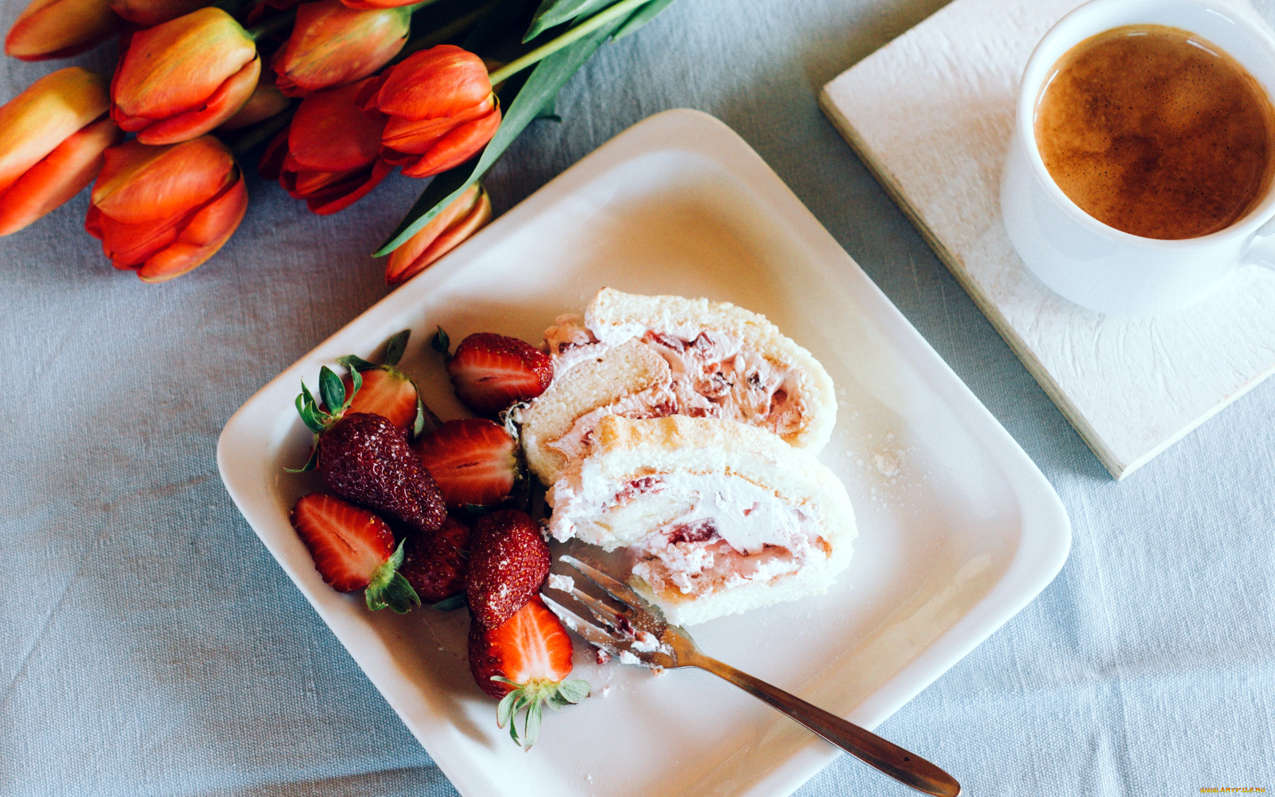 еда, пирожные, , кексы, , печенье, рулет, клубника, тюльпаны