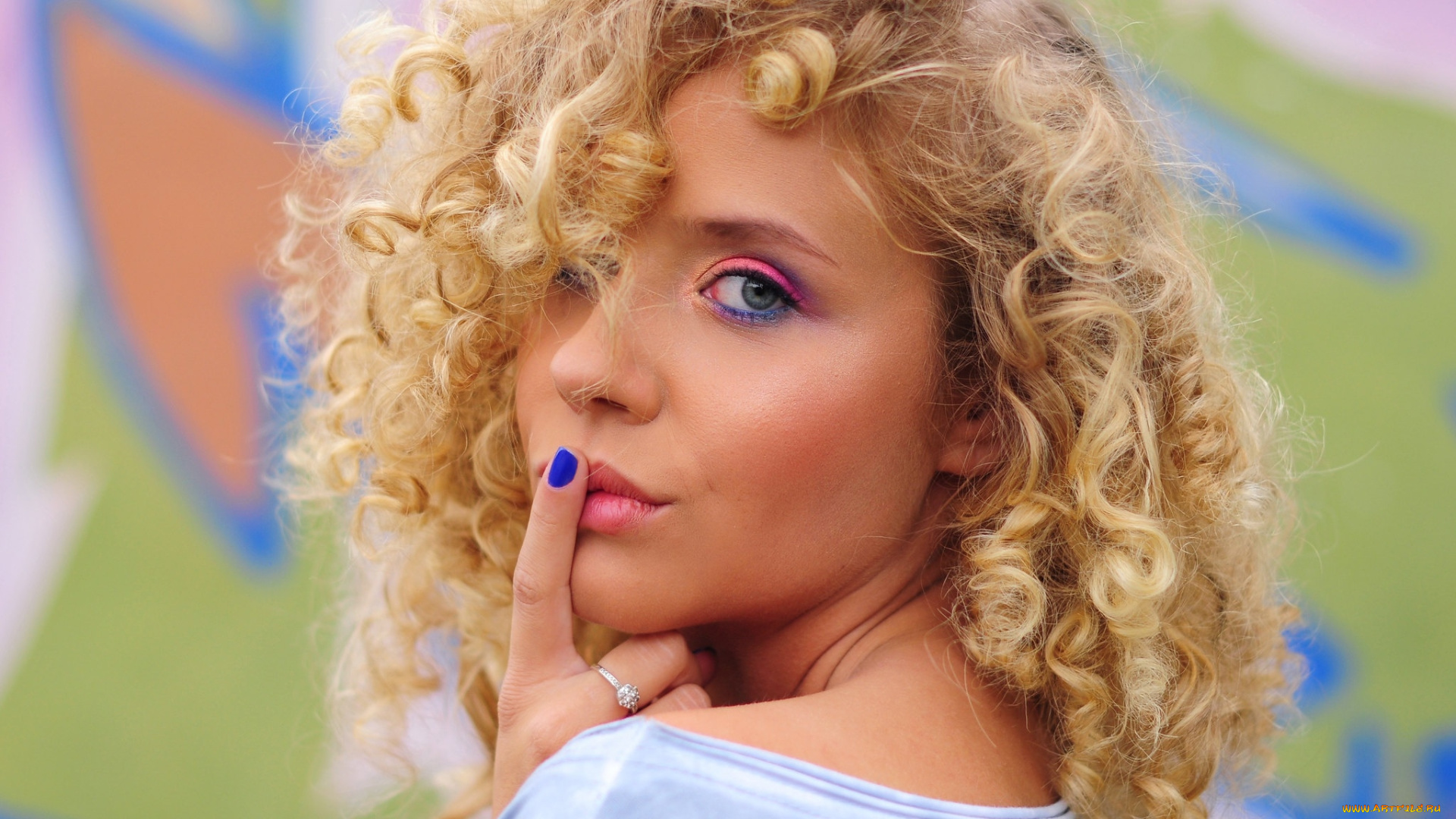 девушки, -, лица, , портреты, блондинка, локоны, кудряшки, жест