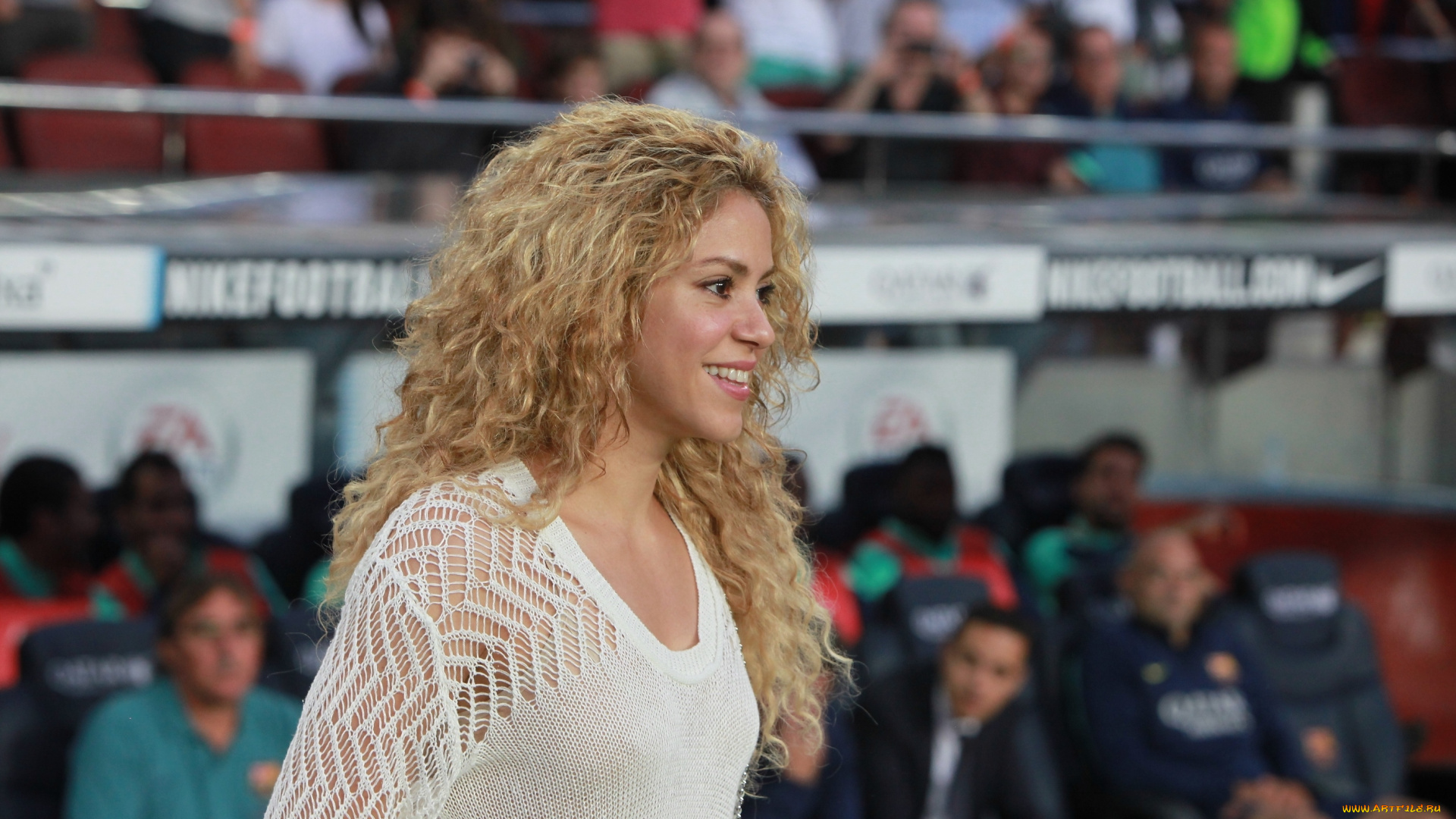 музыка, shakira, свитер, зрители, люди, улыбка, певица